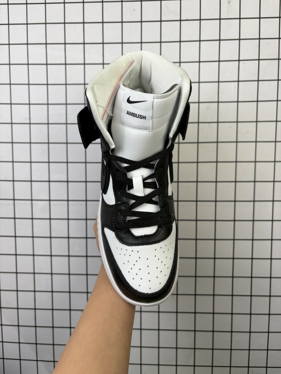 💰240
AMBUSH x NK SB Dunk High 滑板鞋高帮男女士运动鞋 联名大勾 吴亦凡同款篮球鞋 以早年间最经典的 Dunk Hi 为蓝本 选用质感出众的荔枝皮打造鞋面 搭配亮色配色尽显街头气质 鞋款最大亮点在于侧身 Swoosh Logo 延至后跟并超过鞋身 以夸张设计带来辨识度的提升 醒目效果极强 鞋舌与后跟处均饰有AMBUSH 字样 鞋款联名身份不言而喻
货号:CU7544
码数:36 36.5 37.5 38 38.5 39 40 40.5 41 42 42.5 43 44 45 46
编码704