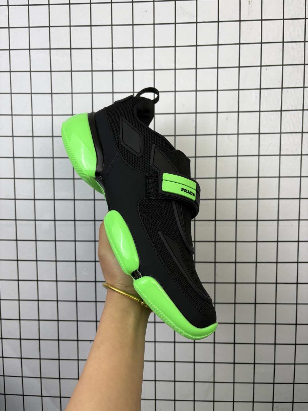 💰210 公司级✅PRADA普拉达 织物橡胶 厚底套脚 透气低帮生活休闲鞋 男款 此款全新的Cloudbust运动鞋采用运动和创新设计,具有网眼锥形轮廓和气垫设计。高帮橡胶鞋底为这款个性鲜明的运动鞋注入现代魅力。网眼织物,橡胶材质,魔术贴搭扣开合带,橡胶鞋底。 尺码:40-45 编码元