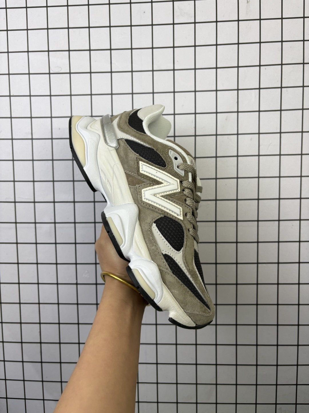 💰180
公司级✅New Balance 9060系列 新百伦 复古休闲运动慢跑鞋
鞋面大身由空间双格及磨砂鞋面拼接而生
采用大面积网眼以及麂皮材质覆盖鞋身 还原经典气质 搭载ABZORB避震科技 由泡沫聚酯制成 上脚可以有效减少由鞋底反弹对身体及双腿的冲击力
货号:U9060CTA
Size:36 37 37.5 38 38.5 39.5 40 40.5 41.5 42 42.5 43 44 45
编码688