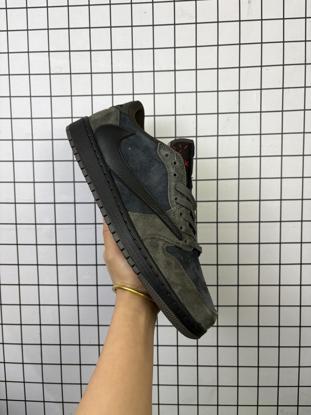 💰160
公司级✅Nike Air Jordan 1 x Travis Scott AJ1倒勾 乔一倒钩 耐克 低帮文化篮球鞋
完美品质出货 细节如图所示 鞋面切割工整 冲孔整齐干净 中底拉帮线 整体清洁度非常好
货号:CQ4277-111
尺码:36 36.5 37.5 38 38.5 39 40 40.5 41 42 42.5 43 44 45 46
编码688