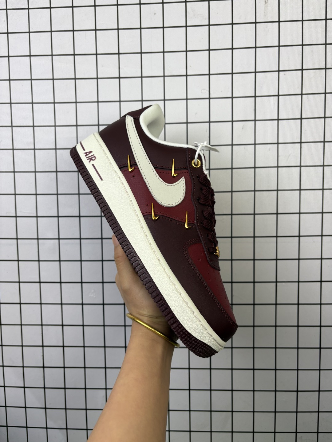 💰120
Nike/耐克 男女鞋真标半码制，原楦原纸版数据开发版型，采用硬质牛剖皮革鞋面材质，内置全掌Air Sole气垫❗官方新色，耐克Nike Air Force 1 Low LX"Team Red "空军一号经典低帮百搭休闲运动板鞋“团体酒红金小四钩 IR0485-611

类型：男女鞋
码数：36 36.5 37.5 38 38.5 39 40 40.5 41 42 42.5 43 44 45
编码：689