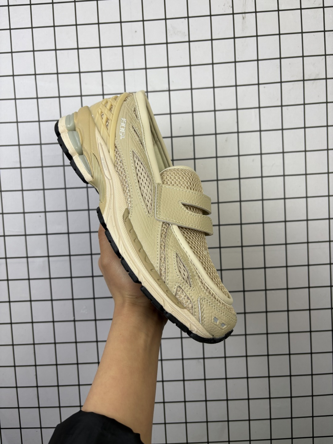 💰150
新百伦 新款 New Balance 1906L 一脚蹬缓震乐福鞋款 厚底增高百搭运动休闲鞋。New Balance 话题十足的乐福鞋款 1906L（1906 Loafer）正式迎来全新配色款式，全鞋设计上换上全新色调配置，搭配典型的网眼鞋面和雾面皮革覆盖层，增加透气性与运动感，鞋舌下方加入一个 N 字标志，最后搭载 1906 规格缓震气垫鞋底，兼具舒适脚感与便利的穿脱特性。#HB球鞋#

类型：男女鞋
货号：U740B02
尺码：36-45含半码
编码：770