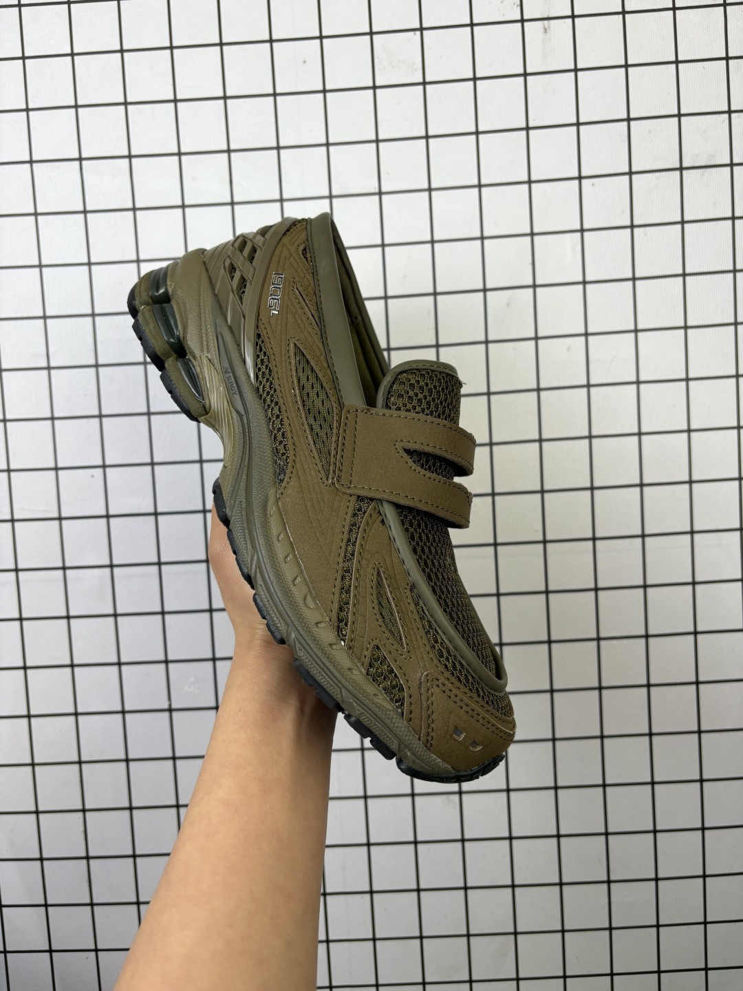 💰150
新百伦 新款 New Balance 1906L 一脚蹬缓震乐福鞋款 厚底增高百搭运动休闲鞋。New Balance 话题十足的乐福鞋款 1906L（1906 Loafer）正式迎来全新配色款式，全鞋设计上换上全新色调配置，搭配典型的网眼鞋面和雾面皮革覆盖层，增加透气性与运动感，鞋舌下方加入一个 N 字标志，最后搭载 1906 规格缓震气垫鞋底，兼具舒适脚感与便利的穿脱特性。#HB球鞋#

类型：男女鞋
货号：U740B02
尺码：36-45含半码
编码：770