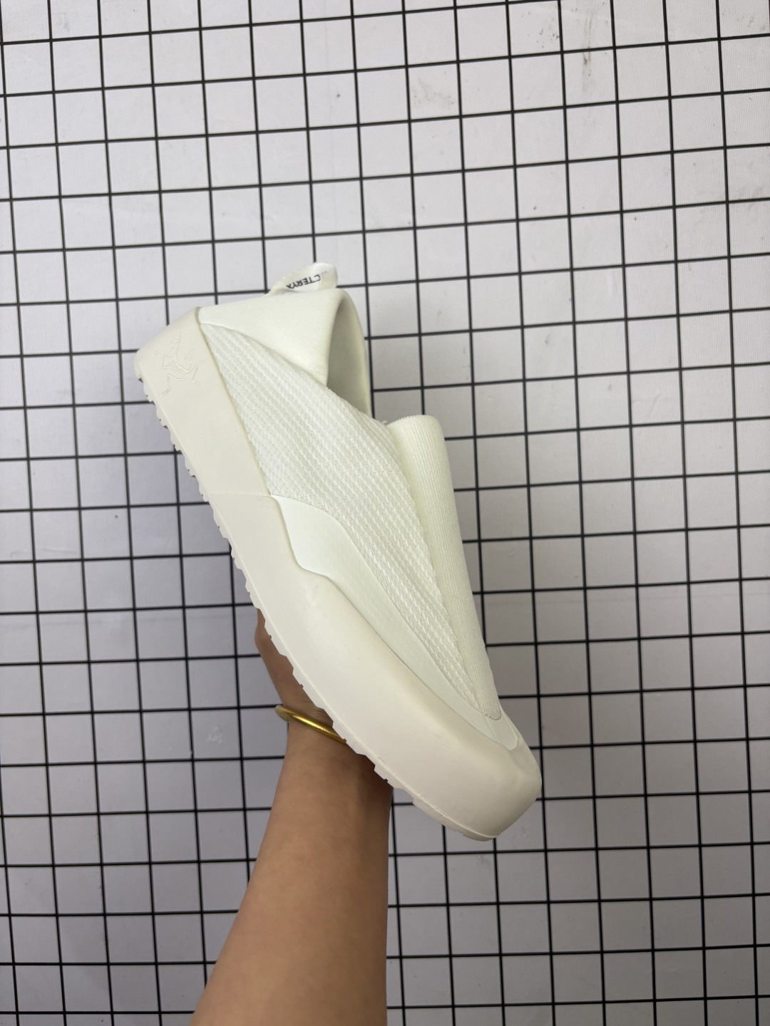 💰180
 原楦原纸版开发版型，采用防撕裂单层Spacermesh富有弹力鞋面材质，内嵌加厚增高缓震PU发泡鞋垫，外置vibram黄金耐磨锯齿外底❗️侃爷力推+日常通勤两不误！加拿大户外服饰品牌/始祖鸟·Arc"teryx Kragg Slip On Sneakers 克拉格系列可踩跟透气耐磨轻便露营徒步休闲平底鞋 L08097400

类型：男鞋
码数：39 40 40.5 41 42 42.5 43 44 45
编码688