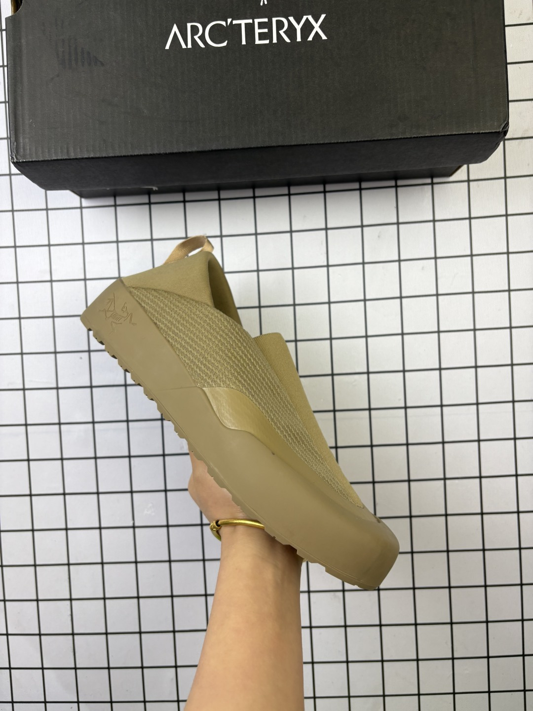 🈴💰180
 原楦原纸版开发版型，采用防撕裂单层Spacermesh富有弹力鞋面材质，内嵌加厚增高缓震PU发泡鞋垫，外置vibram黄金耐磨锯齿外底❗️侃爷力推+日常通勤两不误！加拿大户外服饰品牌/始祖鸟·Arc"teryx Kragg Slip On Sneakers 克拉格系列可踩跟透气耐磨轻便露营徒步休闲平底鞋 L08097400

类型：男鞋
码数：39 40 40.5 41 42 42.5 43 44 45
编码688