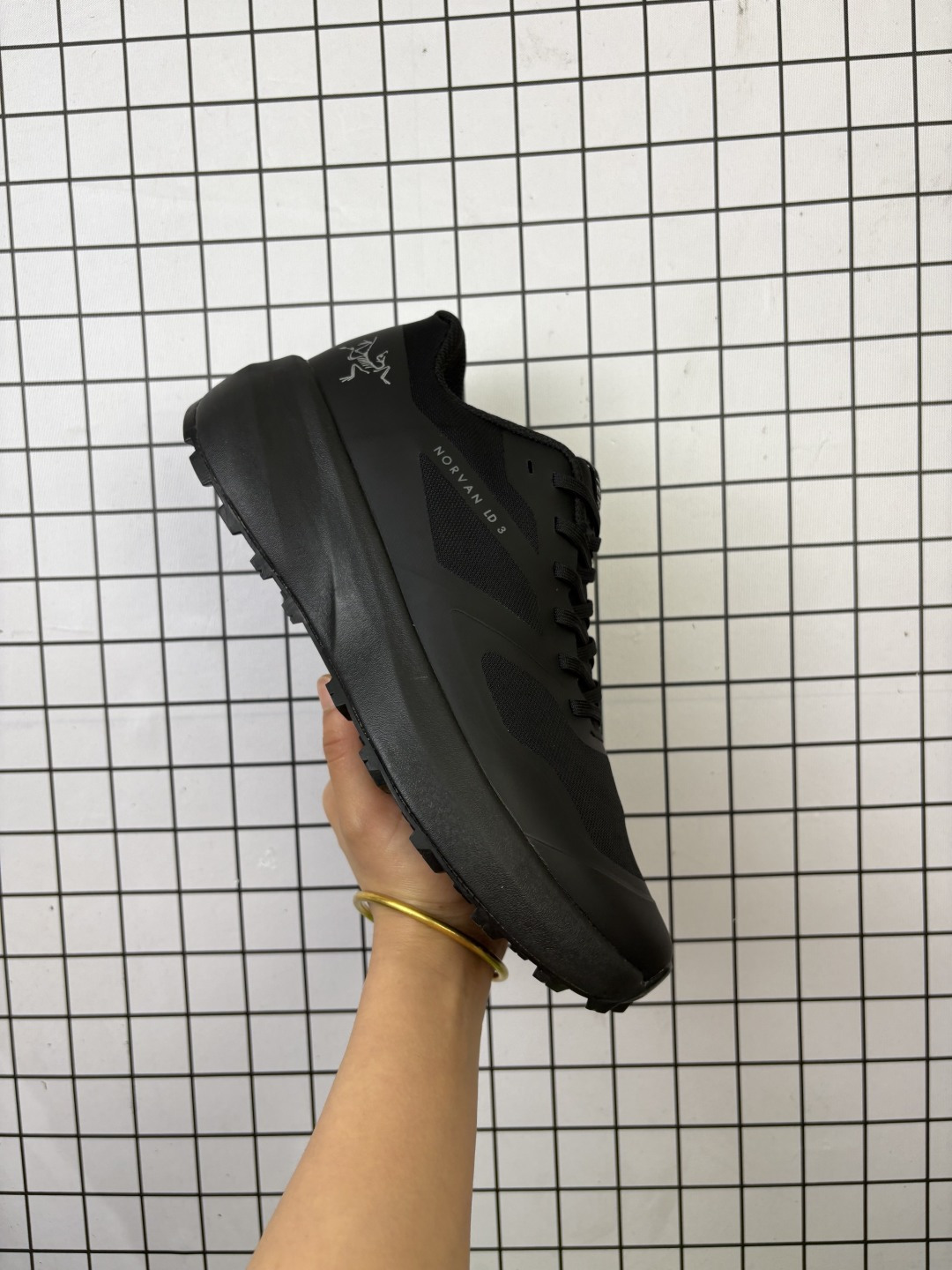 💰160 始祖鸟BORA2 MID 18718-1覆盖透气男越野跑鞋 官方同步上架适合技术路线单日徒步穿着也可以一脚蹬穿法 aeriosflgtx鞋受到长途野外跑步鞋的启发 适合在变化的地形上进行快速轻快的徒步旅行穿着,舒适而有支撑性,使您充满信心。该设计与脚部融为一体,可最大限度地减少摩擦,gore-tex保护膜网砂,采用gore隐形适体(invisiblefit)技术,更轻薄舒适。敏捷、稳定和技术路线上的自信源于vibram® megagrip外底、压缩eva内底以及一体的tpu。重量约:275g技术特点透气轻量耐磨鞋子鞋外底结构vibram®megagripM橡胶化合材料耐用柔软鞋子结构tpu鞋头可防磨损压缩eva泡沫内底以及一体的tpu铁芯提高了灵活性和稳定性,使您充满信心鞋子衬垫结构4mm厚ortholiteM3d模制插片材料gore-tex薄膜tpu高耐磨保护膜cordura® 编码755 39-45