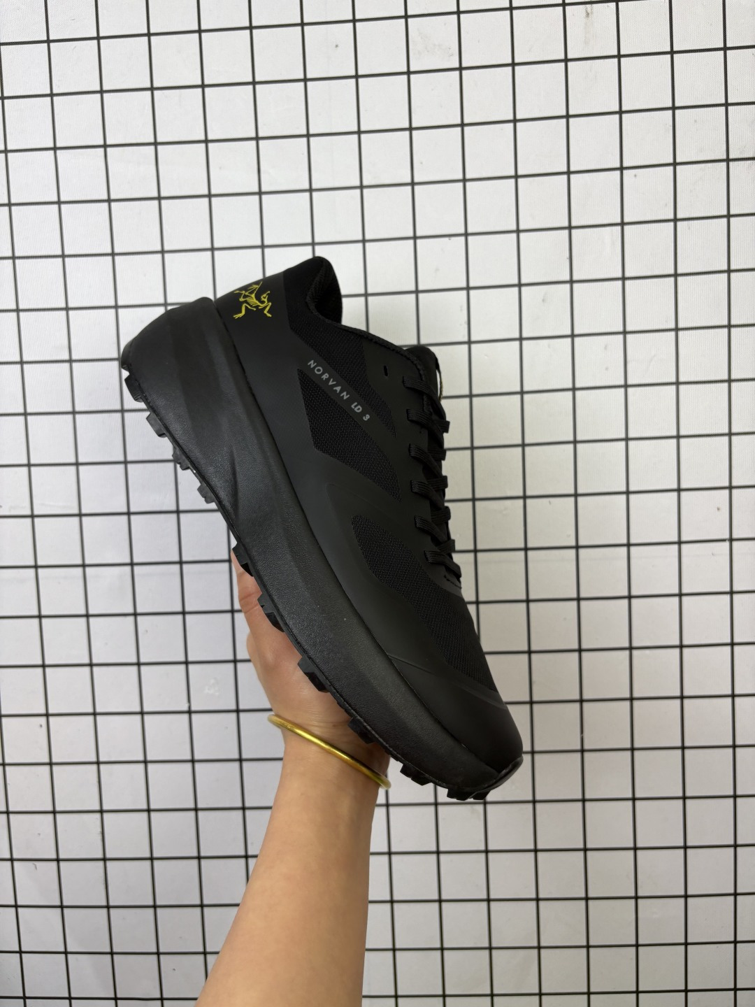 🈴💰160 始祖鸟BORA2 MID 18718-1覆盖透气男越野跑鞋 官方同步上架适合技术路线单日徒步穿着也可以一脚蹬穿法 aeriosflgtx鞋受到长途野外跑步鞋的启发 适合在变化的地形上进行快速轻快的徒步旅行穿着,舒适而有支撑性,使您充满信心。该设计与脚部融为一体,可最大限度地减少摩擦,gore-tex保护膜网砂,采用gore隐形适体(invisiblefit)技术,更轻薄舒适。敏捷、稳定和技术路线上的自信源于vibram® megagrip外底、压缩eva内底以及一体的tpu。重量约:275g技术特点透气轻量耐磨鞋子鞋外底结构vibram®megagripM橡胶化合材料耐用柔软鞋子结构tpu鞋头可防磨损压缩eva泡沫内底以及一体的tpu铁芯提高了灵活性和稳定性,使您充满信心鞋子衬垫结构4mm厚ortholiteM3d模制插片材料gore-tex薄膜tpu高耐磨保护膜cordura® 编码755 39-45