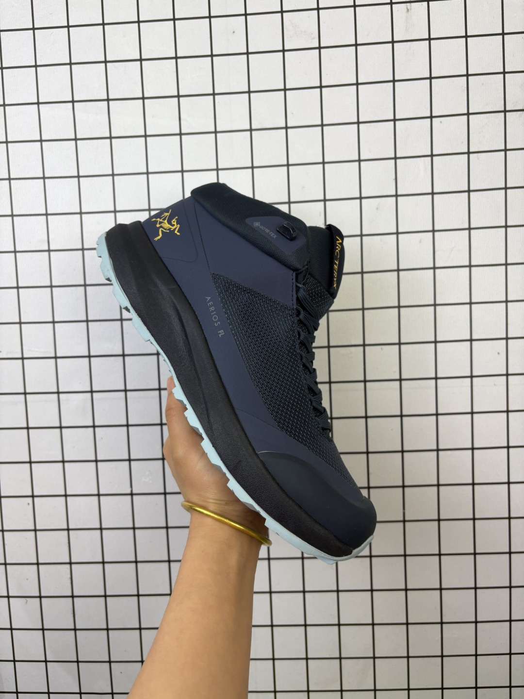 💰210
男鞋真标半码制，原楦原纸版开发版型，采用防水泼处理耐磨帆布鞋面材质，鞋头加入防踢橡胶头盖设计，搭载85%压缩EVA缓震中底技术，外置vibram黄金耐磨锯齿外底❗️越野徒步+日常通勤两不误！加拿大户外服饰品牌/始祖鸟·Arc"teryx Aerios FL 2 Mid GTX 中帮系列多功能攀登轻快型户外徒步运动鞋“黑金LOGO 366736

类型：男鞋
码数：39 40 40.5 41 42 42.5 43 44 45
编码755