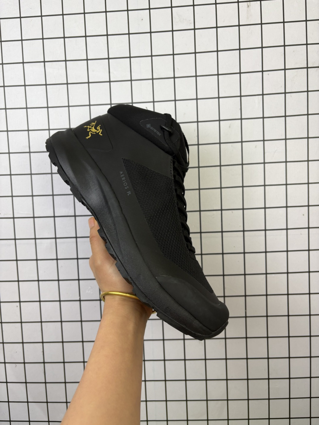 💰210
男鞋真标半码制，原楦原纸版开发版型，采用防水泼处理耐磨帆布鞋面材质，鞋头加入防踢橡胶头盖设计，搭载85%压缩EVA缓震中底技术，外置vibram黄金耐磨锯齿外底❗️越野徒步+日常通勤两不误！加拿大户外服饰品牌/始祖鸟·Arc"teryx Aerios FL 2 Mid GTX 中帮系列多功能攀登轻快型户外徒步运动鞋“黑金LOGO 366736

类型：男鞋
码数：39 40 40.5 41 42 42.5 43 44 45
编码755