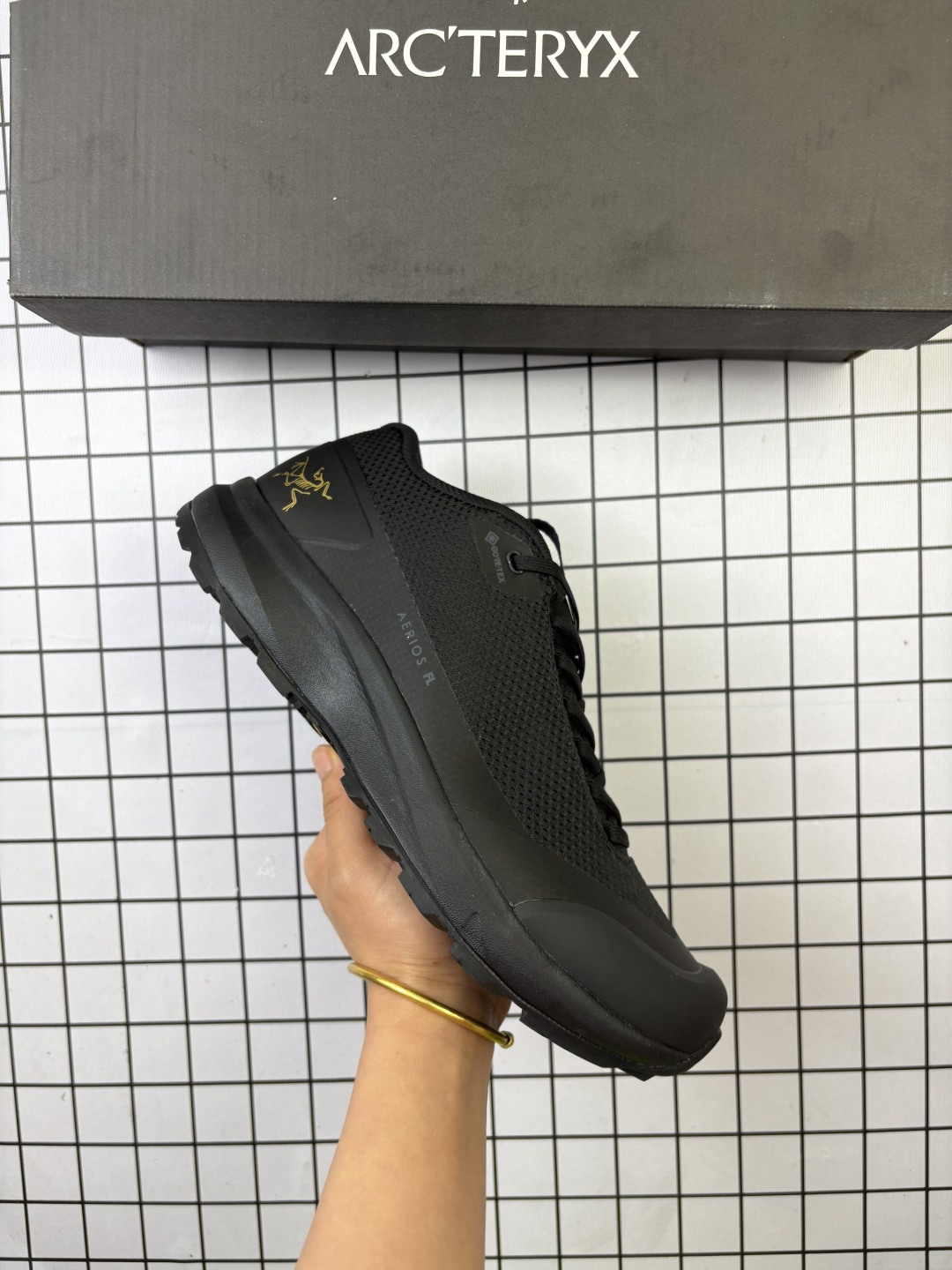 🈴💰180
始祖鸟 KONSEAL LT W覆盖透气男越野跑鞋
官方同步上架 广东纯原版本出品
适合技术路线单日徒步穿着也可以一脚蹬穿法 aeriosflgtx鞋受到长途野外跑步鞋的启发 适合在变化的地形上进行快速轻快的徒步旅行穿着,舒适而有支撑性,使您充满信心。该设计与脚部融为一体,可最大限度地减少摩擦,gore-tex保护膜网砂,采用gore隐形适体(invisiblefit)技术,更轻薄舒适。敏捷、稳定和技术路线上的自信源于vibram® megagrip外底、压缩eva内底以及一体的tpu。重量约:275g技术特点透气轻量耐磨鞋子鞋外底结构vibram®megagripM橡胶化合材料耐用柔软鞋子结构tpu鞋头可防磨损压缩eva泡沫内底以及一体的tpu铁芯提高了灵活性和稳定性,使您充满信心鞋子衬垫结构4mm厚ortholiteM3d模制插片材料gore-tex薄膜tpu高耐磨保护膜cordura®
编码755
36-45