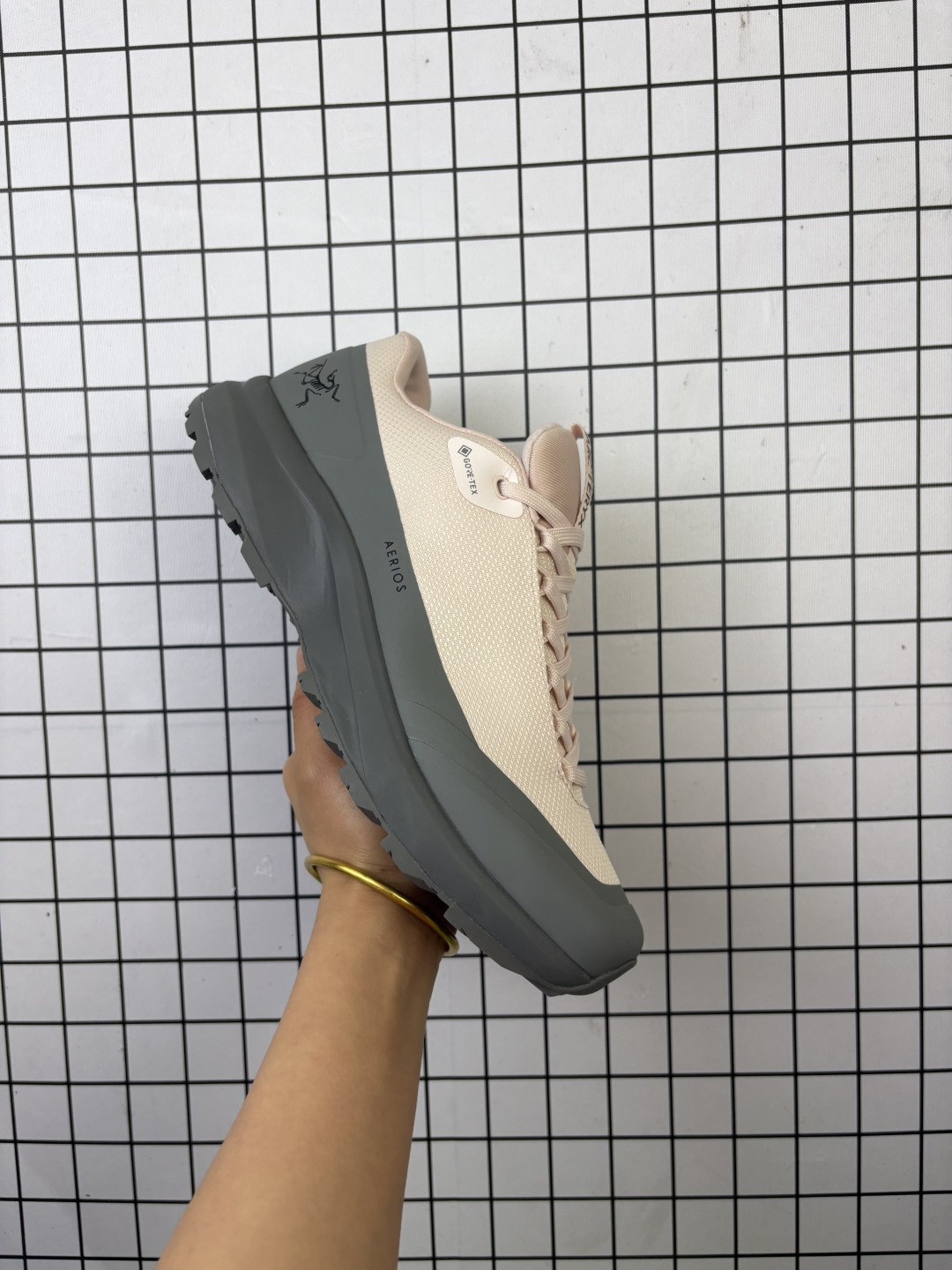 💰180
始祖鸟ArcteryxKonsealLT 户外高性能超轻舒适透气 休闲运动徒步登山鞋 始祖鸟 这款KONSEAL 户外鞋的设计可应对多数技术路线和长途徒步。灵感来自野外跑步鞋,在支撑和保护的基础上更添灵活轻快。Vibram®Megagrip外底在干湿地面上均具有强大的抓地力,TPU鞋底和鞋底凸耳提高了稳定性。极简的设计可减少碎屑进入,并能轻松融入都市环境。
编码755
尺码36-40