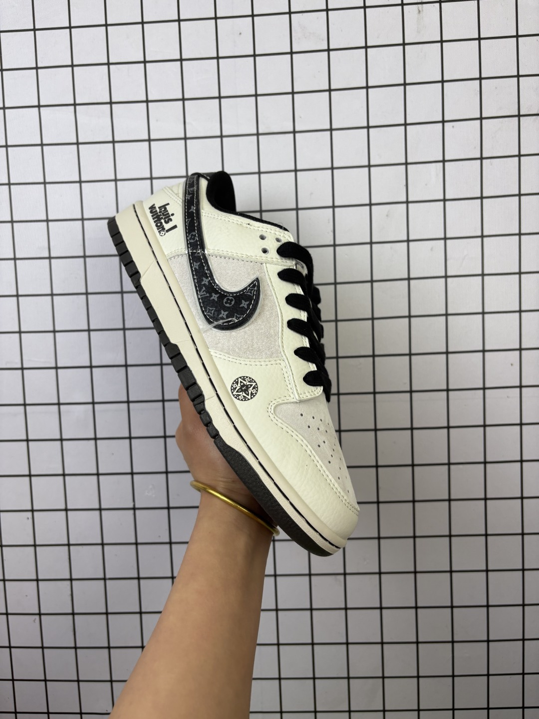 💰220
Nike/耐克 男女鞋真标半码制，全新2021版更新数据窄楦翘头版型，采用荔枝纹牛剖革组合提花牛仔帆布鞋面材质，大厂水平严控清洁度，缜密拉帮中底布，鞋垫嵌EVA缓震物料及背胶，全新窄版翘头耐磨橡胶大底❗️创意定制配色,联乘法国顶级高奢品牌·路易威登Louis Vuitton x Nike SB Dunk Low"Beige/Navy/LV Monogram"扣篮系列低帮休闲运动滑板板鞋“ HS2506-238

类型：男女鞋
码数：36 36.5 37.5 38 38.5 39 40 40.5 41 42 42.5 43 44 45
编码：啊D