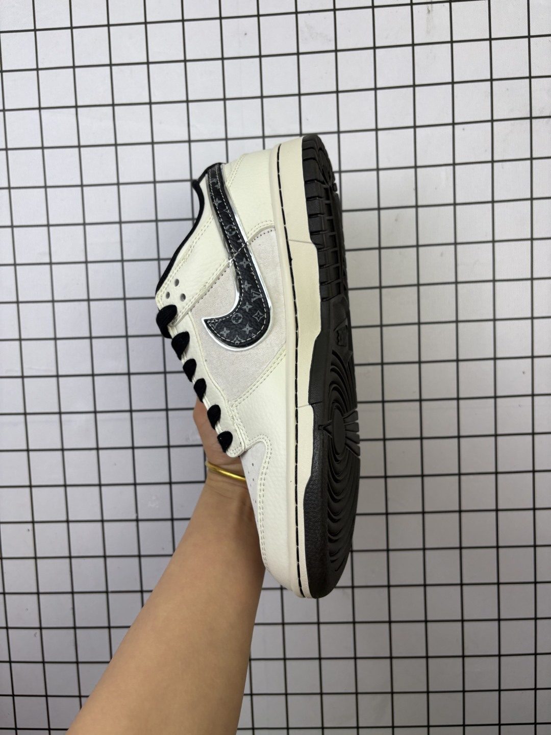 💰220
Nike/耐克 男女鞋真标半码制,全新2021版更新数据窄楦翘头版型,采用荔枝纹牛剖革组合提花牛仔帆布鞋面材质,大厂水平严控清洁度,缜密拉帮中底布,鞋垫嵌EVA缓震物料及背胶,全新窄版翘头耐磨橡胶大底❗️创意定制配色,联乘法国顶级高奢品牌·路易威登Louis Vuitton x Nike SB Dunk Low"Beige/Navy/LV Monogram"扣篮系列低帮休闲运动滑板板鞋“ HS2506-238
类型:男女鞋
码数:36 36.5 37.5 38 38.5 39 40 40.5 41 42 42.5 43 44 45
编码:啊D