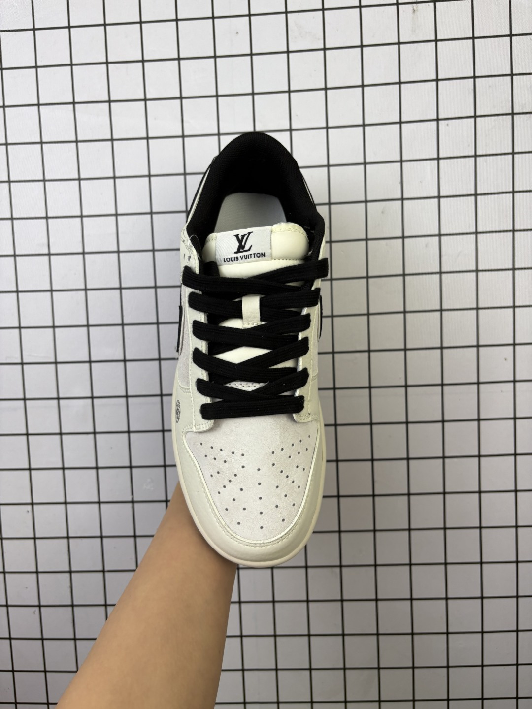 💰220
Nike/耐克 男女鞋真标半码制,全新2021版更新数据窄楦翘头版型,采用荔枝纹牛剖革组合提花牛仔帆布鞋面材质,大厂水平严控清洁度,缜密拉帮中底布,鞋垫嵌EVA缓震物料及背胶,全新窄版翘头耐磨橡胶大底❗️创意定制配色,联乘法国顶级高奢品牌·路易威登Louis Vuitton x Nike SB Dunk Low"Beige/Navy/LV Monogram"扣篮系列低帮休闲运动滑板板鞋“ HS2506-238
类型:男女鞋
码数:36 36.5 37.5 38 38.5 39 40 40.5 41 42 42.5 43 44 45
编码:啊D