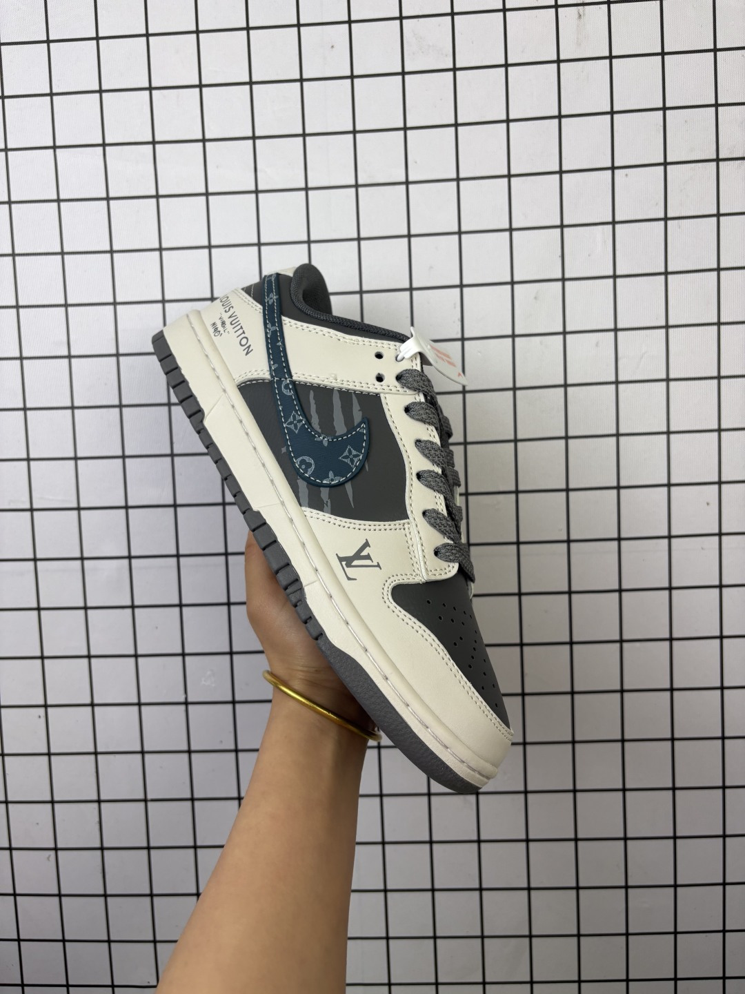 💰220
Nike/耐克 男女鞋真标半码制，全新2021版更新数据窄楦翘头版型，采用荔枝纹牛剖革组合提花牛仔帆布鞋面材质，大厂水平严控清洁度，缜密拉帮中底布，鞋垫嵌EVA缓震物料及背胶，全新窄版翘头耐磨橡胶大底❗️创意定制配色,联乘法国顶级高奢品牌·路易威登Louis Vuitton x Nike SB Dunk Low"Beige/Navy/LV Monogram"扣篮系列低帮休闲运动滑板板鞋“ HS2506-238

类型：男女鞋
码数：36 36.5 37.5 38 38.5 39 40 40.5 41 42 42.5 43 44 45
编码：啊D