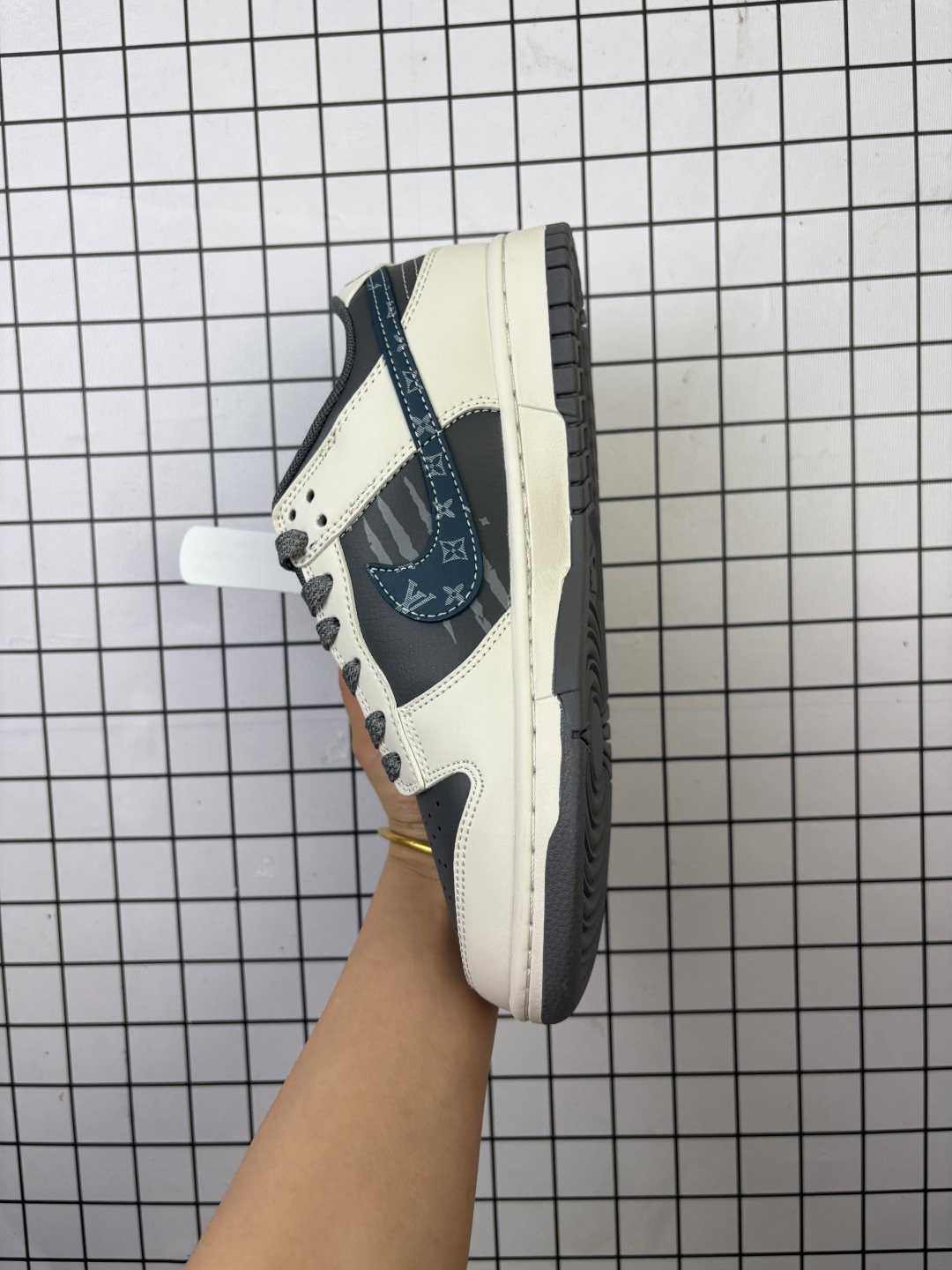 💰220
Nike/耐克 男女鞋真标半码制,全新2021版更新数据窄楦翘头版型,采用荔枝纹牛剖革组合提花牛仔帆布鞋面材质,大厂水平严控清洁度,缜密拉帮中底布,鞋垫嵌EVA缓震物料及背胶,全新窄版翘头耐磨橡胶大底❗️创意定制配色,联乘法国顶级高奢品牌·路易威登Louis Vuitton x Nike SB Dunk Low"Beige/Navy/LV Monogram"扣篮系列低帮休闲运动滑板板鞋“ HS2506-238
类型:男女鞋
码数:36 36.5 37.5 38 38.5 39 40 40.5 41 42 42.5 43 44 45
编码:啊D