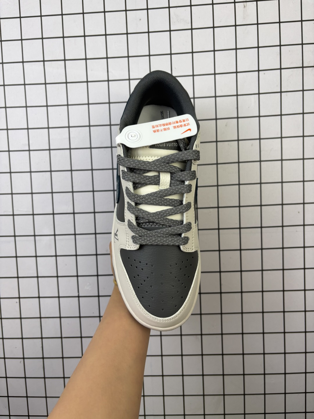 💰220
Nike/耐克 男女鞋真标半码制,全新2021版更新数据窄楦翘头版型,采用荔枝纹牛剖革组合提花牛仔帆布鞋面材质,大厂水平严控清洁度,缜密拉帮中底布,鞋垫嵌EVA缓震物料及背胶,全新窄版翘头耐磨橡胶大底❗️创意定制配色,联乘法国顶级高奢品牌·路易威登Louis Vuitton x Nike SB Dunk Low"Beige/Navy/LV Monogram"扣篮系列低帮休闲运动滑板板鞋“ HS2506-238
类型:男女鞋
码数:36 36.5 37.5 38 38.5 39 40 40.5 41 42 42.5 43 44 45
编码:啊D