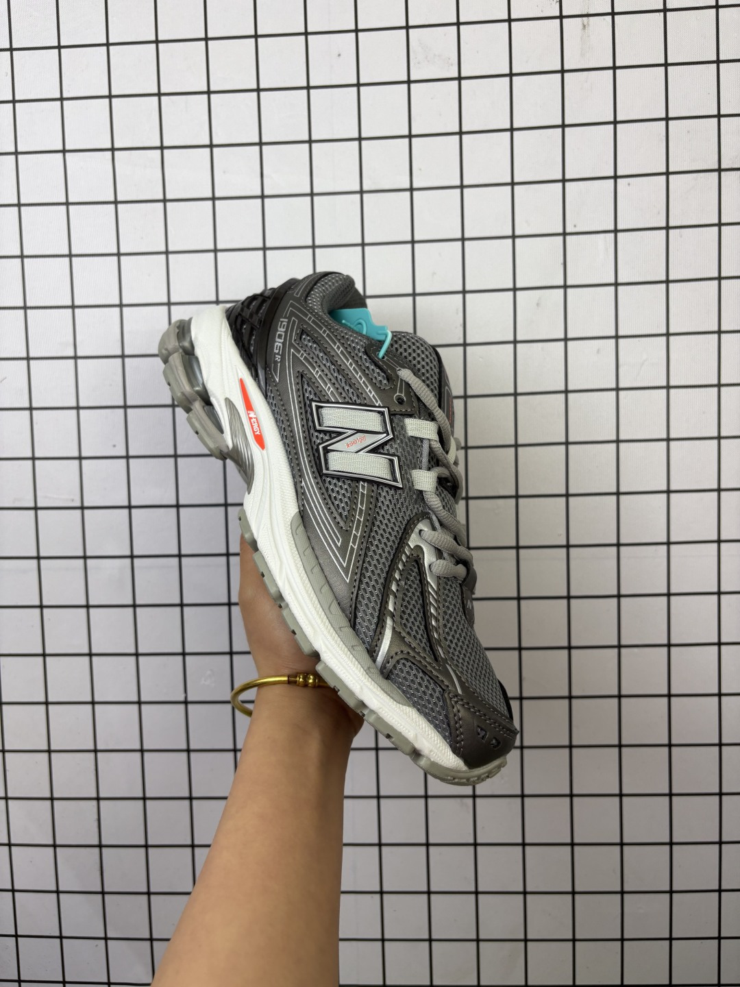 💰150
公司级✅New Balance M1906系列 新百伦 复古单品宝藏老爹鞋款
复古元素叠加 质感超级棒 原楦版型材料细节做工精细 作为NB最经典的档案鞋型之一
官方货号:U1906RCO
尺码:36 37 37.5 38 38.5 39.5 40 40.5 41.5 42 42.5 43 44 45 46 47
编码103