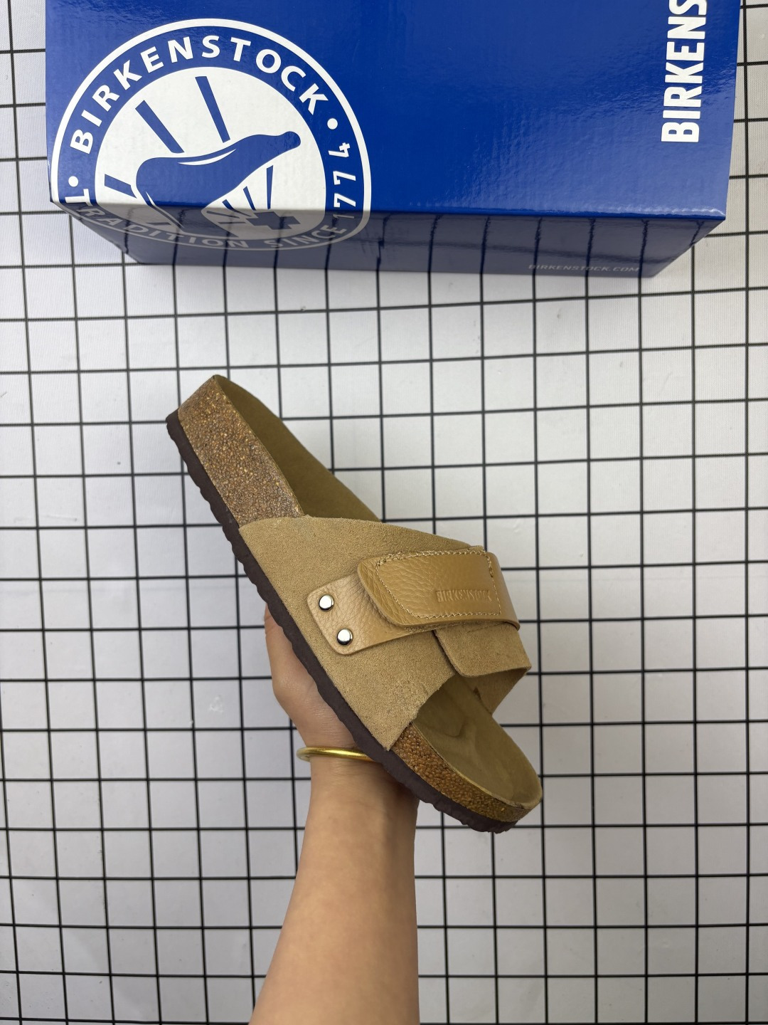 🈴💰95
Birkenstock勃肯半拖凉鞋系列 
克罗心双扣金属扣设计 双杠绑带夏季凉鞋
采用质地柔软牛皮绒面革植入羊羔毛鞋垫和里衬材质中底搭载缓震软木橡胶 外置EVA轻量片装外底
货号:652803
尺码:35-40
编码103