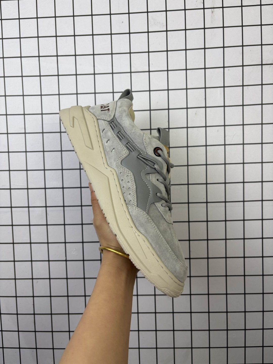 💰180
【公司级】CAT卡特 新款潮鞋 厚底增高运动鞋 户外徒步运动老爹鞋 时尚低帮板鞋 真标公司卡特男鞋 广东 历年经典热销款  新款牛皮革织物拼接鞋面 轻便休闲鞋  耐磨防滑橡胶大底 固特异工艺 永不开胶 经久耐穿 高级织物鞋垫 舒脚耐磨、休闲运动鞋。

类型：男鞋
码数：39-44
编码093