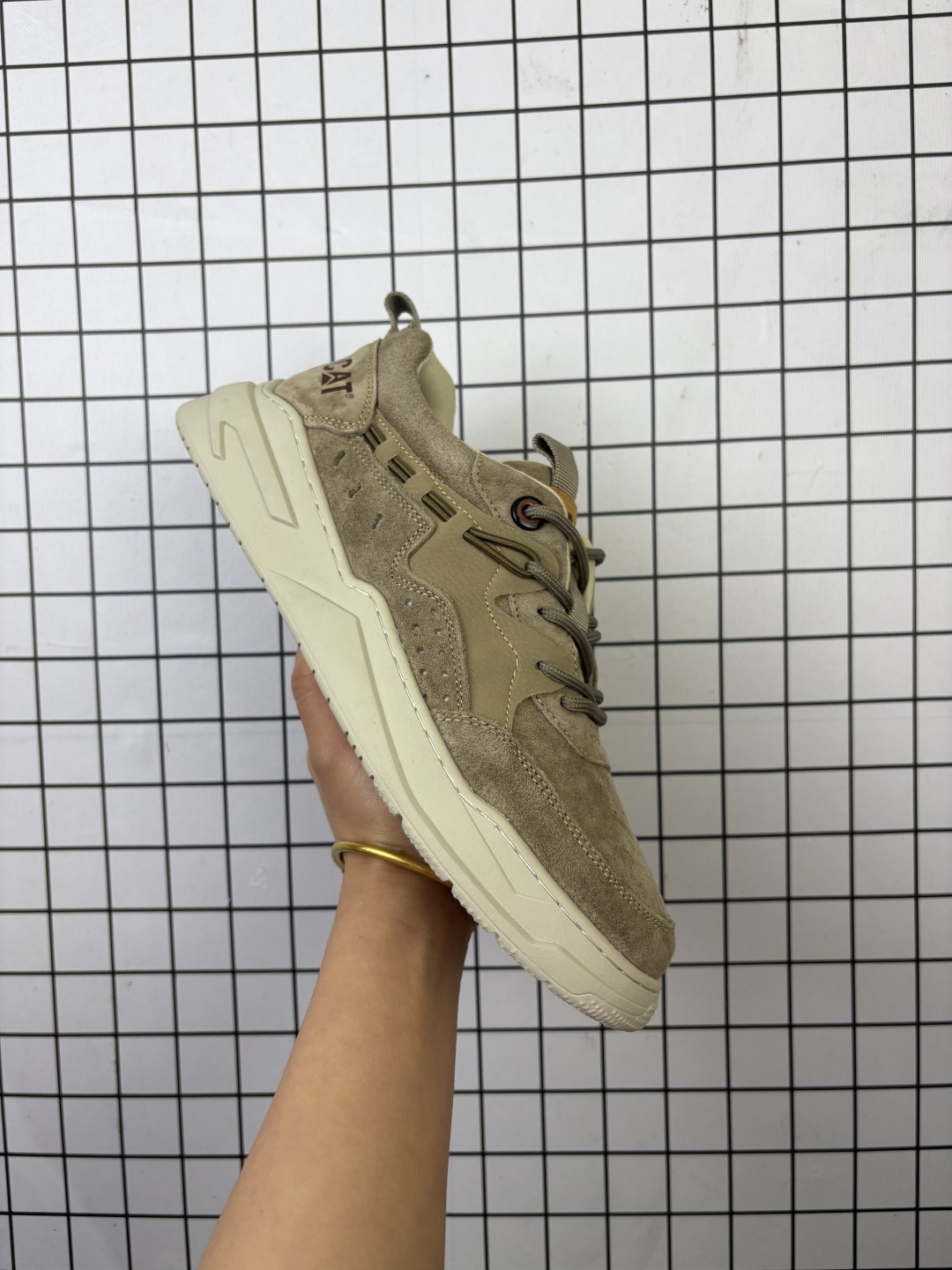 💰180
【公司级】CAT卡特 新款潮鞋 厚底增高运动鞋 户外徒步运动老爹鞋 时尚低帮板鞋 真标公司卡特男鞋 广东 历年经典热销款  新款牛皮革织物拼接鞋面 轻便休闲鞋  耐磨防滑橡胶大底 固特异工艺 永不开胶 经久耐穿 高级织物鞋垫 舒脚耐磨、休闲运动鞋。

类型：男鞋
码数：39-44
编码093