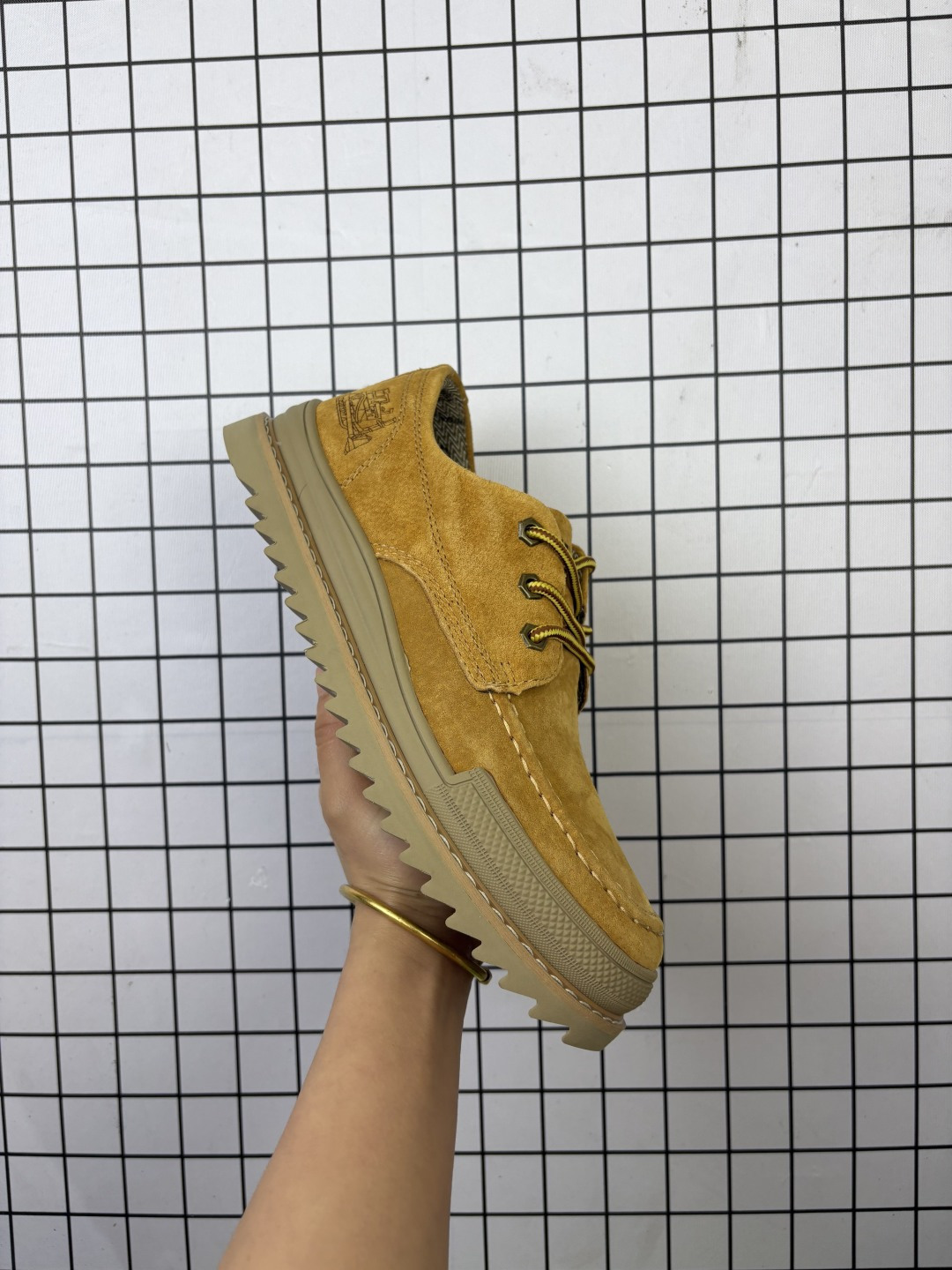 💰170
CAT硬汉推土机品牌·卡特
Tramp Hike Low款户外休闲低帮男鞋 货号: P717287
广东中山代工厂原产楦型 台产耐磨麂皮材质 
手工马克线固特异缝制工艺 
轻量柔韧橡胶防滑大底 
正确原盒包装吊牌 完全还原ZP工艺 
徒步旅行者百搭休闲旅游休闲鞋                                   

码数：39 40 41 42 43 44
编码093