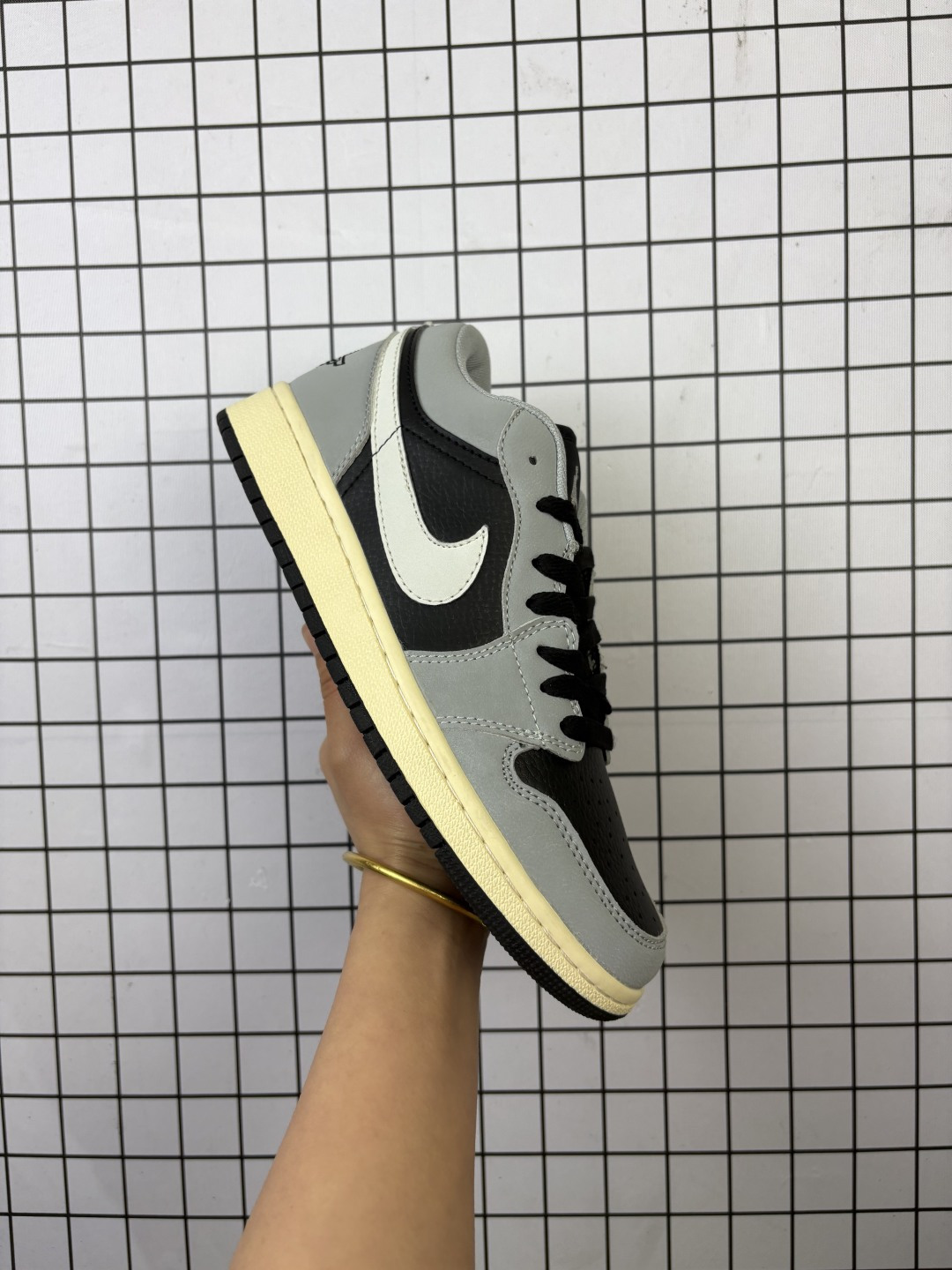 Jordan/乔丹 男女鞋真标半码制,升级原楦开发版型,采用硬质牛剖革鞋面材质,外置防滑耐磨橡胶大底❗更适合夏天穿! AJ1 来了!耐克Nike Air Jordan 1 Low"Light Smoke Grey"AJ1乔丹一代低帮经典复古文化休闲运动篮球鞋“浅烟灰 HQ2010-012 类型:男女鞋 编码093