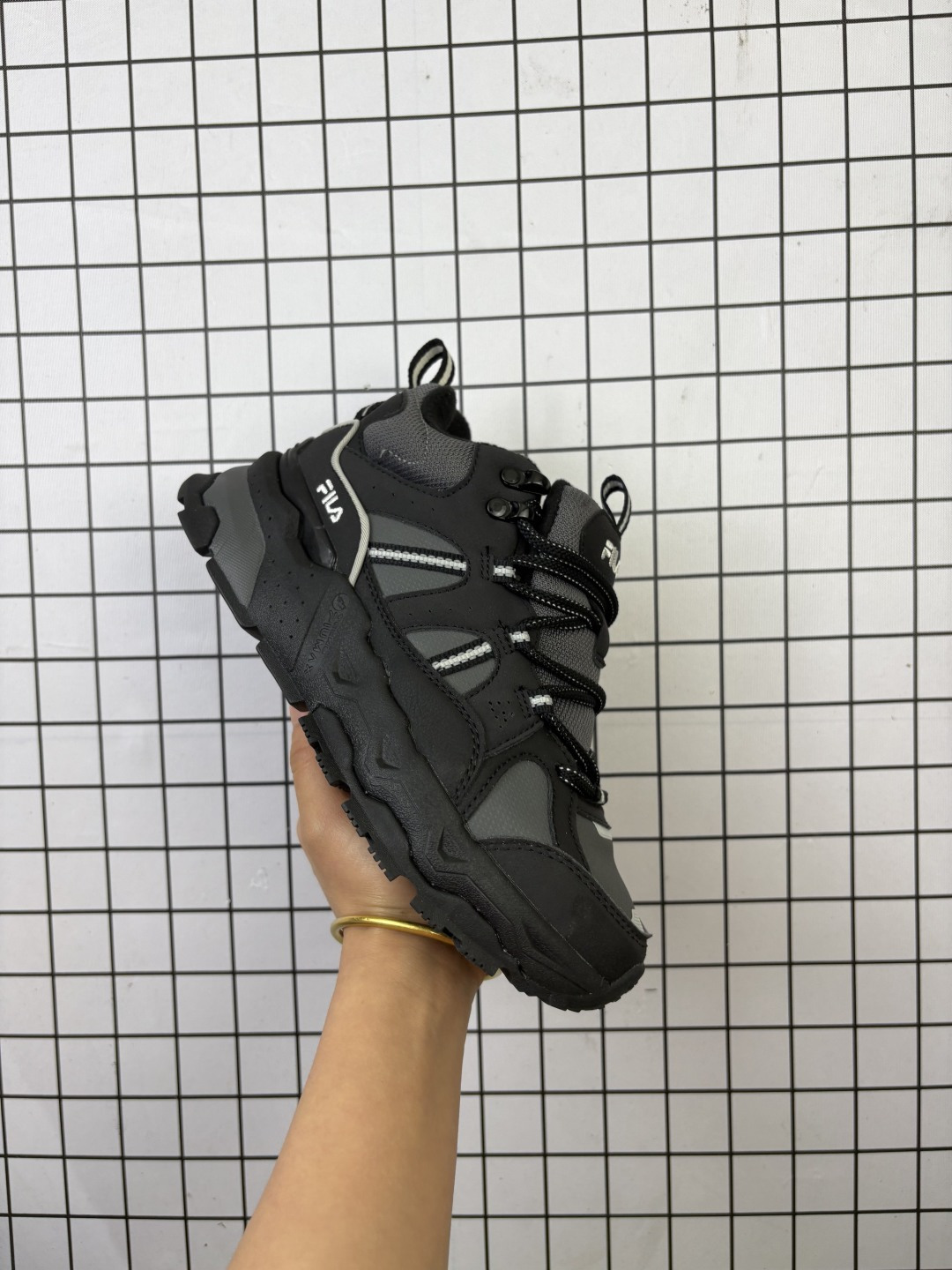 💰170 公司级✅FILA斐乐 TREK 1S MID 满天星 时尚舒适 抓绒 耐磨 中帮老爹鞋 实拍首发 内里薄绒 保暖性极强 防滑橡胶大底融合不同国家和地区的文化 通过多项联名系列充分展现品牌的多元性和潮流运动新风潮 货号:F12W442117FBF 尺码:35.5 36 36.5 37 38 38.5 39 40 编码705