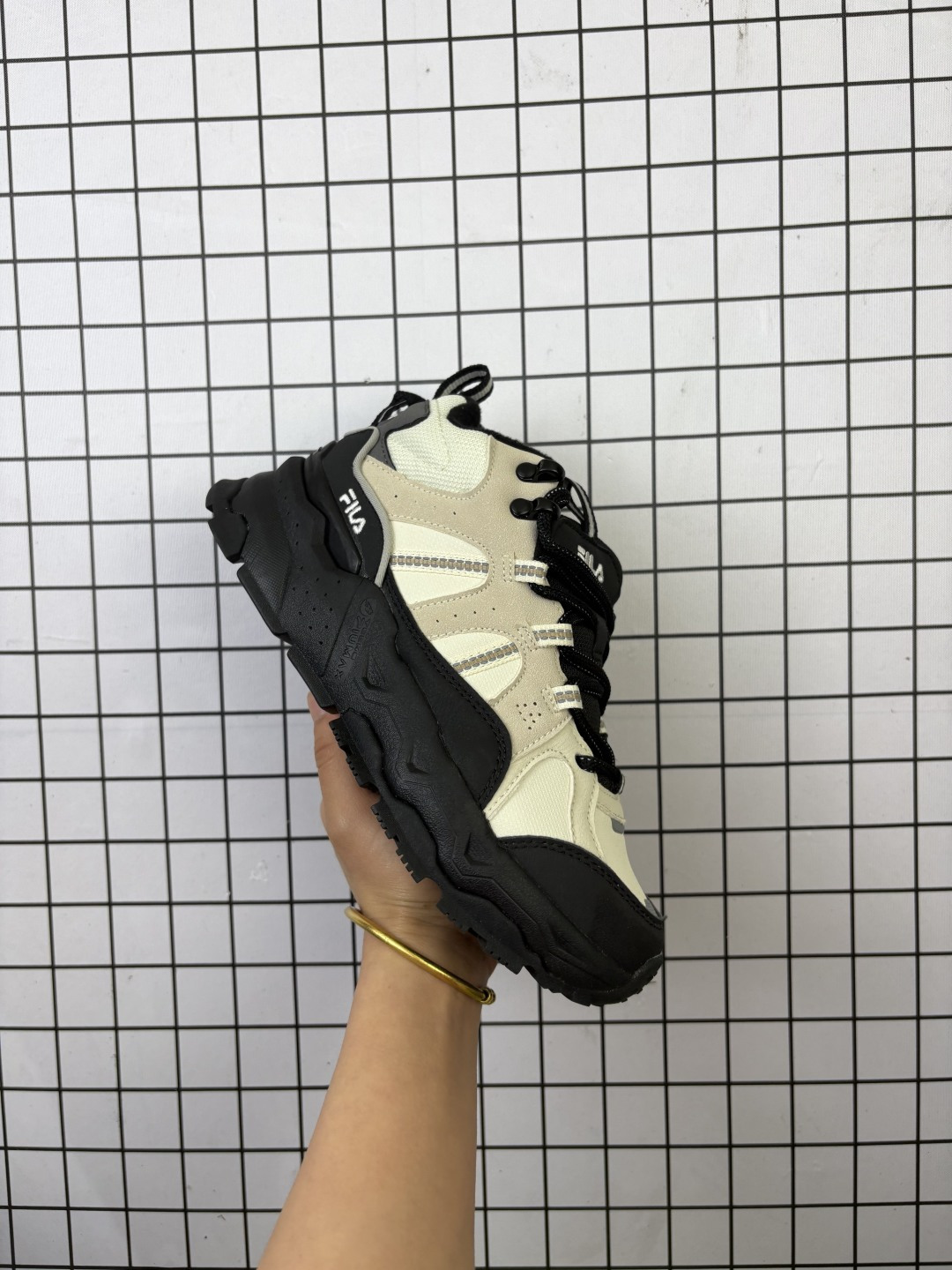 💰170 公司级✅FILA斐乐 TREK 1S MID 满天星 时尚舒适 抓绒 耐磨 中帮老爹鞋 实拍首发 内里薄绒 保暖性极强 防滑橡胶大底融合不同国家和地区的文化 通过多项联名系列充分展现品牌的多元性和潮流运动新风潮 货号:F12W442117FBF 尺码:35.5 36 36.5 37 38 38.5 39 40 编码705