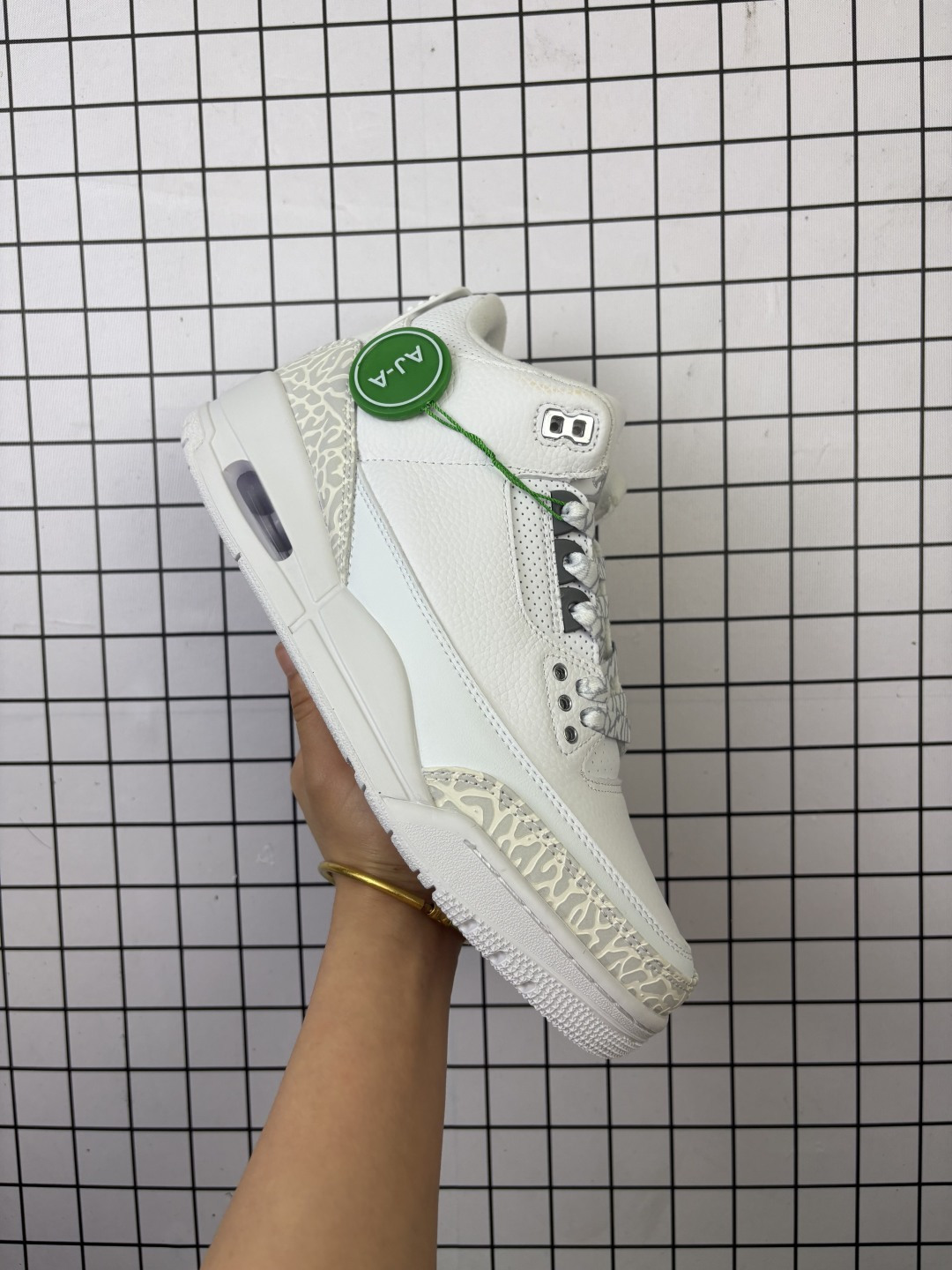 💰170  #新品上市实拍  
P版 Air Jordan 3 "Valentine's Day" AJ3 乔3情人节限定 398613
#鞋身整体采用浅粉装扮示人，营造出清新甜美的氛围，这种粉色调既契合情人节的浪漫主题，又展现出时尚与活力。
编码757
36-46