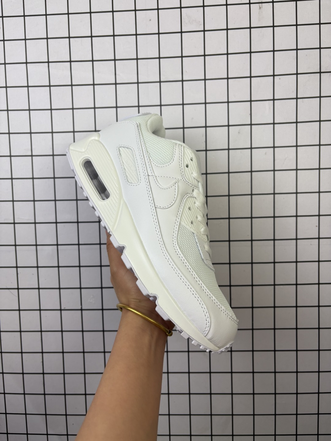 公司级NIKE耐克运动鞋 Air max 90 健身运动跑鞋休闲鞋 复古风十足!Air Max 90 作为 Nike 旗下最经典的鞋型之一,凭借着百搭的造型,获得众多鞋迷们的喜爱.鞋面采用皮革、网眼布和麂皮材质打造,带来不俗质感的同时还有一定的透气性.最后开窗式 Air Max 气垫收尾,完善整双鞋设计.nike air max 90类鞋子 鞋后跟较高,减震效果出奇的好(鞋跟处有气垫)由于后跟高于前跟,便于跑步.鞋底采用华夫格橡胶底,抓地力确实强悍.气垫的吸震效果极佳,响应也很棒,再加上非常耐用.Nikeairmax90的鞋可以用来跑步,原本就是复古跑步鞋.运动时也耐穿的,这款鞋子够结实. 货号:CN8490 100 编码757