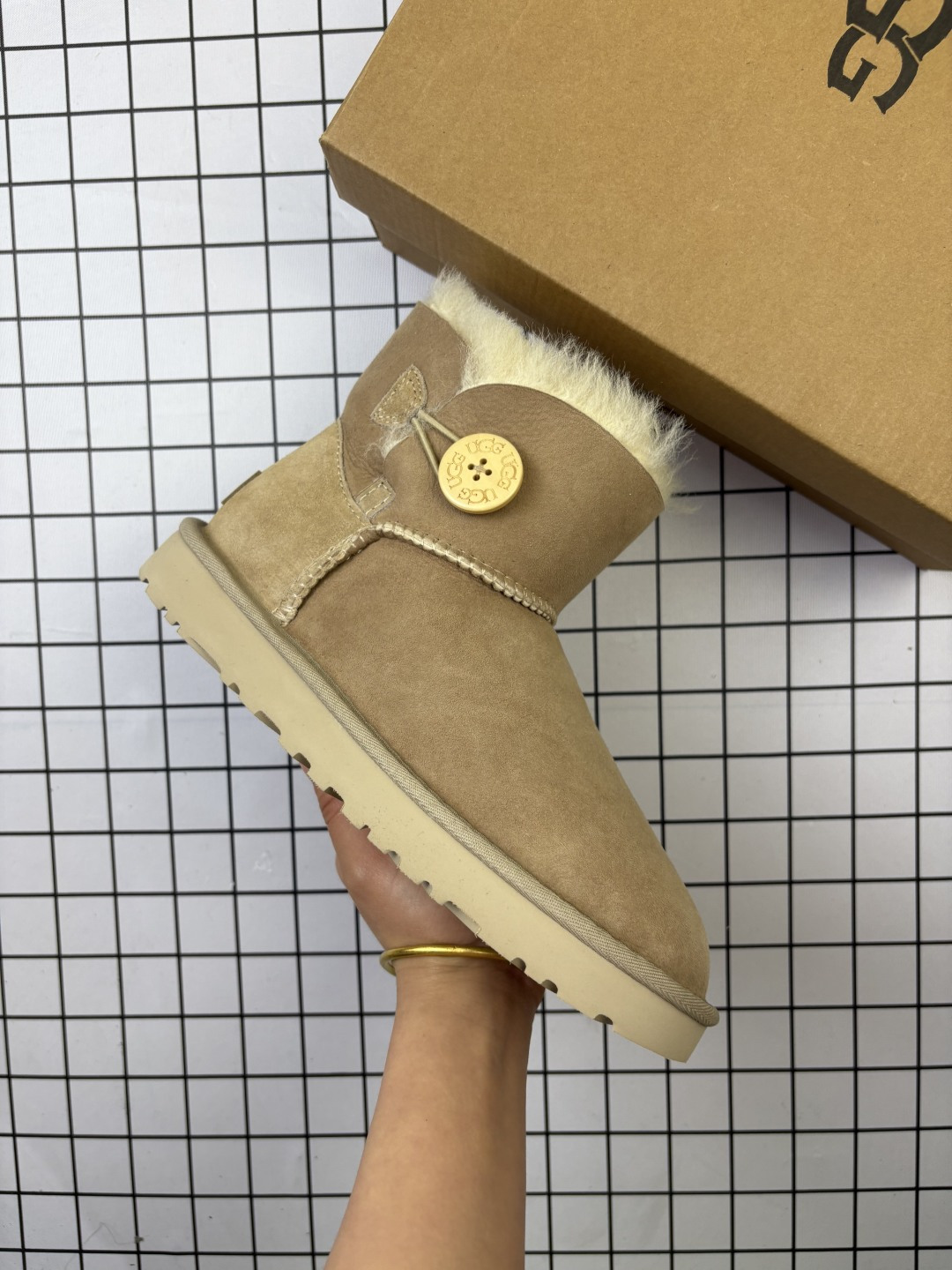 UGG/雪地靴 💯女鞋广东原产,采用TPU模压鞋面内嵌人造卷曲羊毛,鞋面具有防水功能,选用7毫米UGGPURETM 植入式羊毛里衬与可拆卸的UGGPURETM 植入式羊毛鞋垫,Treadlite轻翼科技外底-优质的防滑,耐磨性,和良好的弹性❗️F21秋季新品周冬雨代言款,美国轻奢品牌🐑UGG W Mini Bailey Bow II 迷你贝莉蝴蝶结2.0系列中筒加绒休闲百搭短靴“ 1016422 类型:女鞋 编码:771