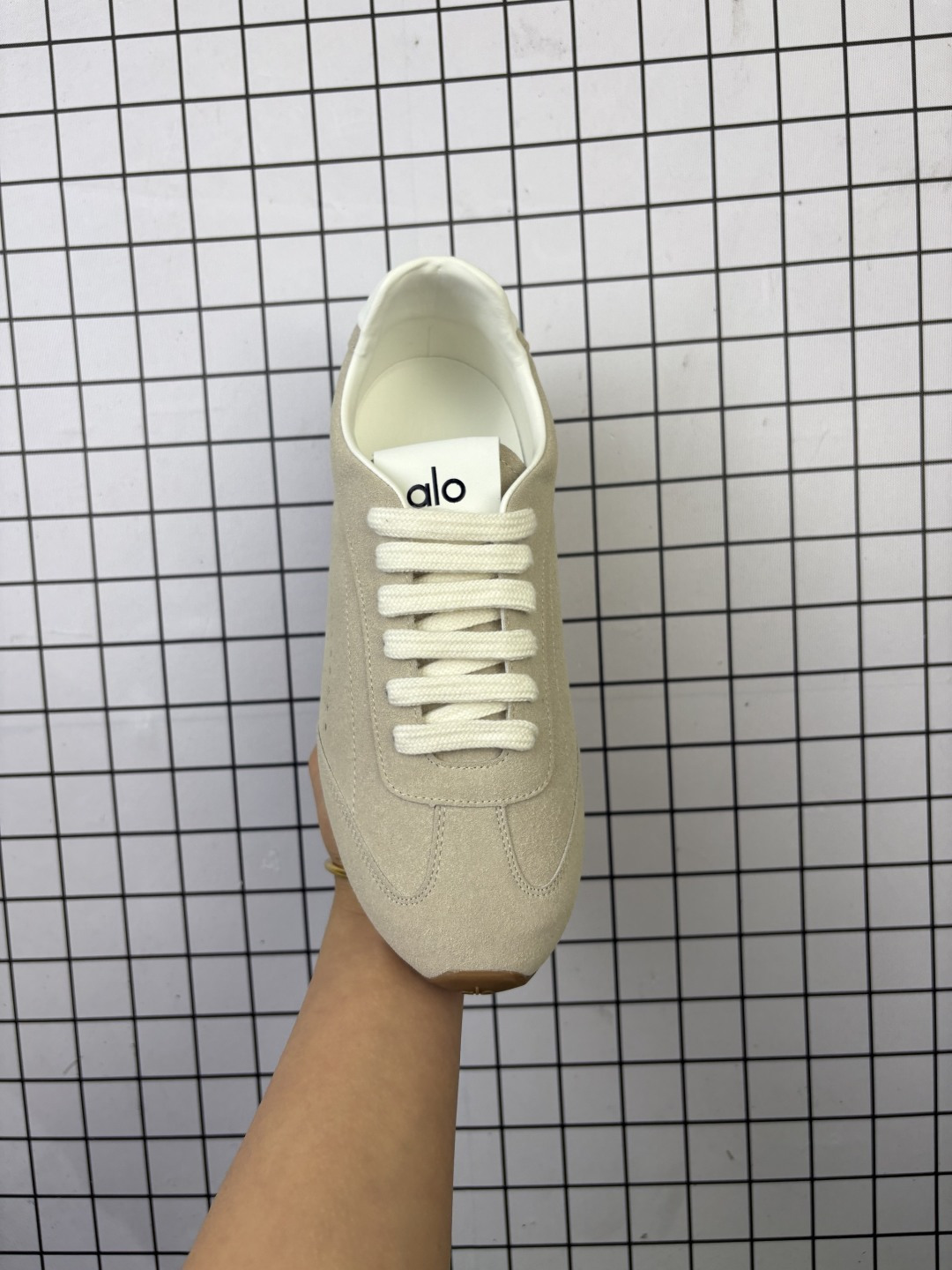 💰180 ALO YOGAALOSunset新款运动鞋绒面革低帮薄底休闲鞋简约风 采用柔软麂皮拼接透气内里,鞋底具备一定缓震性,适合日常通勤或周末出游。品牌目前主要面向亚洲市场,生产与设计团队位于韩国,注重细节打磨与季节性潮流趋势的结合。 鞋面是细腻的麂皮材质,摸起来柔软又有高级感,搭配浅咖色系特别百搭,鞋底有一定厚度但不笨重,踩下去有轻微的回弹感,像是脚底被轻轻托住。最打动我的是它的设计细节——后跟微微收窄的线条,让脚踝看起来更修长,搭配裙子或牛仔裤都很有氛围感。 Size:35~45 编码753