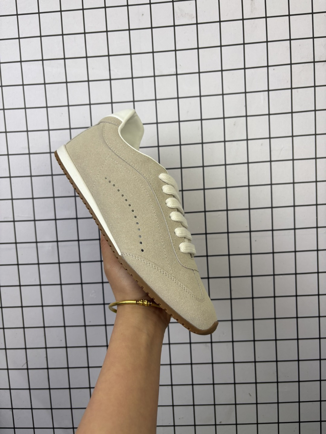 💰180 ALO YOGAALOSunset新款运动鞋绒面革低帮薄底休闲鞋简约风 采用柔软麂皮拼接透气内里,鞋底具备一定缓震性,适合日常通勤或周末出游。品牌目前主要面向亚洲市场,生产与设计团队位于韩国,注重细节打磨与季节性潮流趋势的结合。 鞋面是细腻的麂皮材质,摸起来柔软又有高级感,搭配浅咖色系特别百搭,鞋底有一定厚度但不笨重,踩下去有轻微的回弹感,像是脚底被轻轻托住。最打动我的是它的设计细节——后跟微微收窄的线条,让脚踝看起来更修长,搭配裙子或牛仔裤都很有氛围感。 Size:35~45 编码753