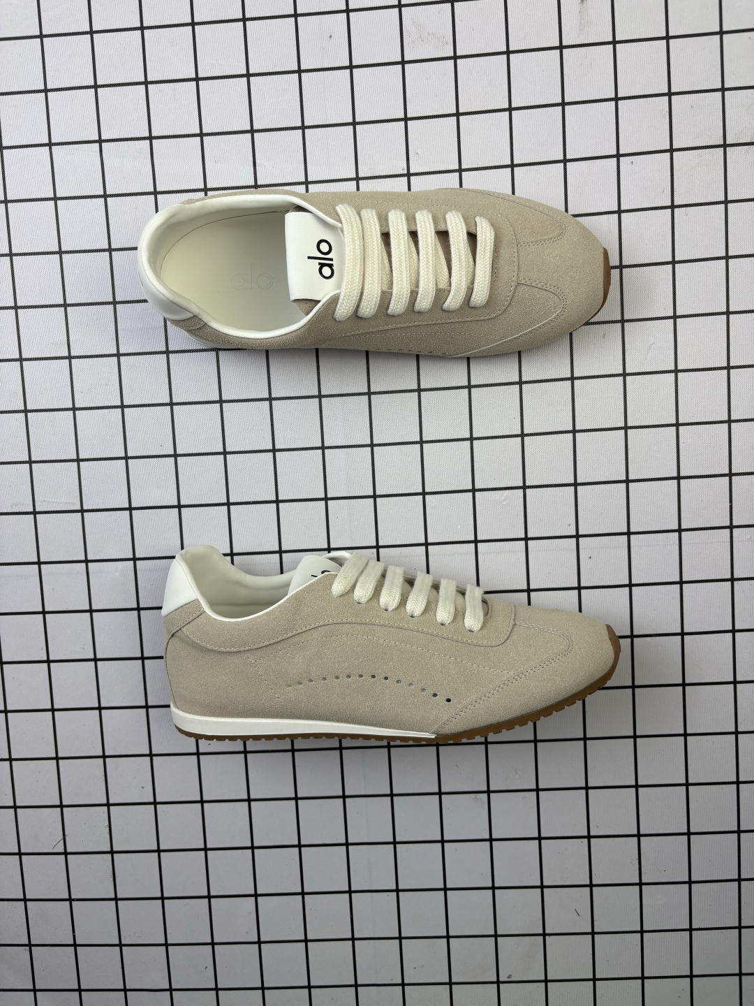 💰180 ALO YOGAALOSunset新款运动鞋绒面革低帮薄底休闲鞋简约风 采用柔软麂皮拼接透气内里,鞋底具备一定缓震性,适合日常通勤或周末出游。品牌目前主要面向亚洲市场,生产与设计团队位于韩国,注重细节打磨与季节性潮流趋势的结合。 鞋面是细腻的麂皮材质,摸起来柔软又有高级感,搭配浅咖色系特别百搭,鞋底有一定厚度但不笨重,踩下去有轻微的回弹感,像是脚底被轻轻托住。最打动我的是它的设计细节——后跟微微收窄的线条,让脚踝看起来更修长,搭配裙子或牛仔裤都很有氛围感。 Size:35~45 编码753