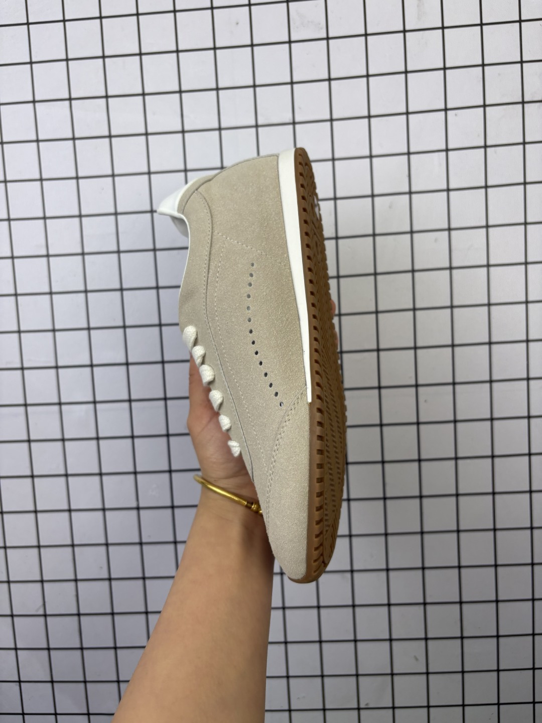 💰180 ALO YOGAALOSunset新款运动鞋绒面革低帮薄底休闲鞋简约风 采用柔软麂皮拼接透气内里,鞋底具备一定缓震性,适合日常通勤或周末出游。品牌目前主要面向亚洲市场,生产与设计团队位于韩国,注重细节打磨与季节性潮流趋势的结合。 鞋面是细腻的麂皮材质,摸起来柔软又有高级感,搭配浅咖色系特别百搭,鞋底有一定厚度但不笨重,踩下去有轻微的回弹感,像是脚底被轻轻托住。最打动我的是它的设计细节——后跟微微收窄的线条,让脚踝看起来更修长,搭配裙子或牛仔裤都很有氛围感。 Size:35~45 编码753