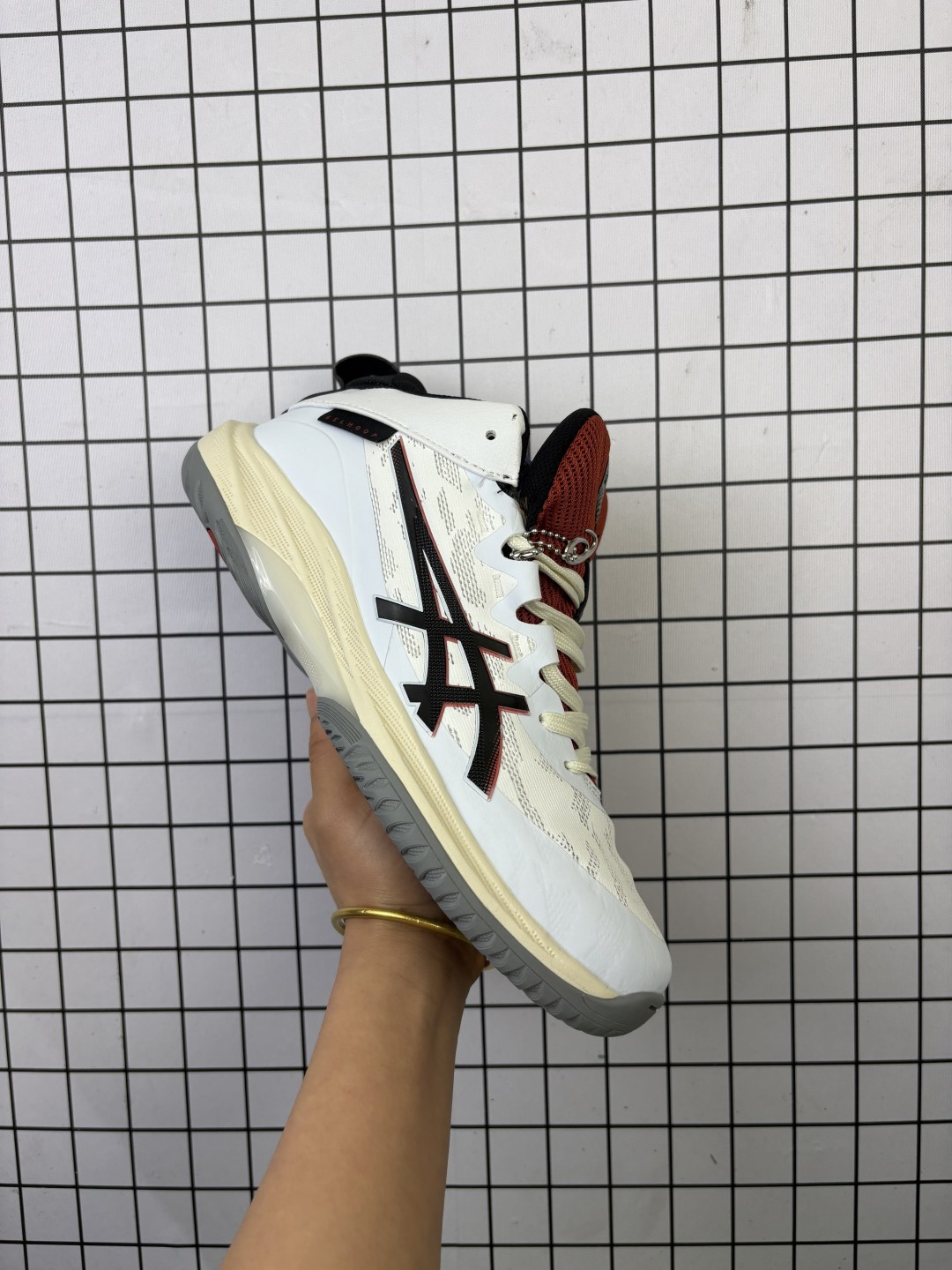 Asics Gelhoop V17 S亚瑟士 减震助弹防滑篮球鞋 鞋面采用了呼吸涂层网眼 实现了耐用、透气和轻量兼备 半袜套式设计改善了侧向支撑性 FLYTEFOAM科技中底结合后跟GEL缓震胶 提高了急停和落地时减震缓冲效果 适用于灵巧速度型后卫 无痕橡胶设计 减少对木地板的损伤 官方货号:1063A101 编码766