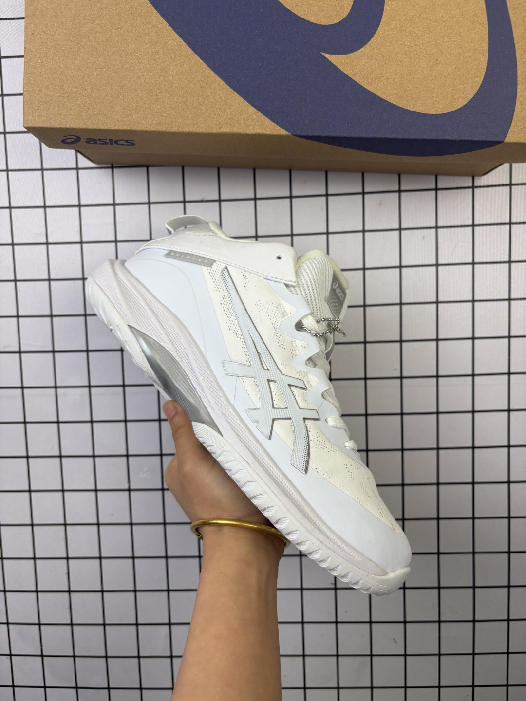 Asics Gelhoop V17 S亚瑟士 减震助弹防滑篮球鞋 鞋面采用了呼吸涂层网眼 实现了耐用、透气和轻量兼备 半袜套式设计改善了侧向支撑性 FLYTEFOAM科技中底结合后跟GEL缓震胶 提高了急停和落地时减震缓冲效果 适用于灵巧速度型后卫 无痕橡胶设计 减少对木地板的损伤 官方货号:1063A101 编码766