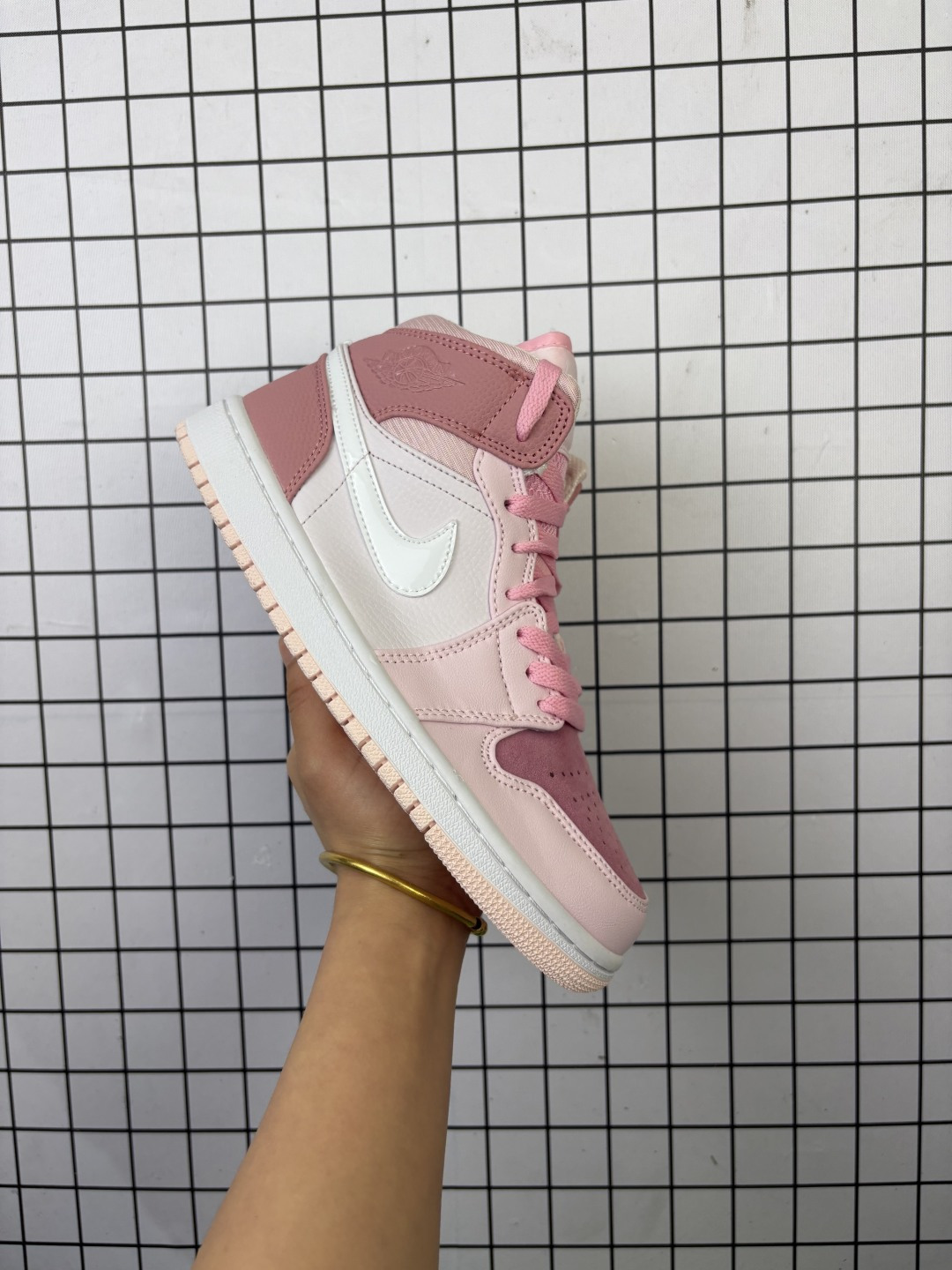 💰120
Air Jordan 1 Mid ALT GS AJ1粉色云朵 女生专属新配色Jordan Brand 再度为女生打造一款专属配色 Air Jordan 1 Mid，以麂皮、网材等多种材质打造鞋身，结合不同的粉色缔造层次感無原鞋不开发 无限还原 原厂内置气垫魔块 A模大底 特殊定制套蓝球纹麂皮 鞋舌AJ原厂专用牛津布+AJ专用反口珍珠布+原厂无杂质高弹内里海棉+特殊封边弹力鞋带 
货号 CW5379-600
尺码：36-40
编码698