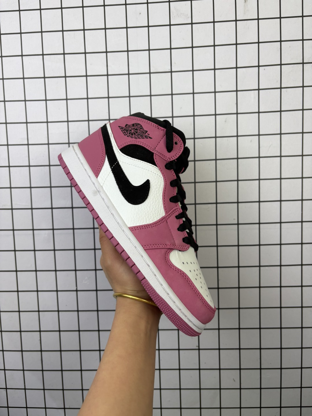 💰120
Air Jordan 1 Mid ALT GS AJ1粉色云朵 女生专属新配色Jordan Brand 再度为女生打造一款专属配色 Air Jordan 1 Mid,以麂皮、网材等多种材质打造鞋身,结合不同的粉色缔造层次感無原鞋不开发 无限还原 原厂内置气垫魔块 A模大底 特殊定制套蓝球纹麂皮 鞋舌AJ原厂专用牛津布+AJ专用反口珍珠布+原厂无杂质高弹内里海棉+特殊封边弹力鞋带
货号 CW5379-600
尺码:36-40
编码698