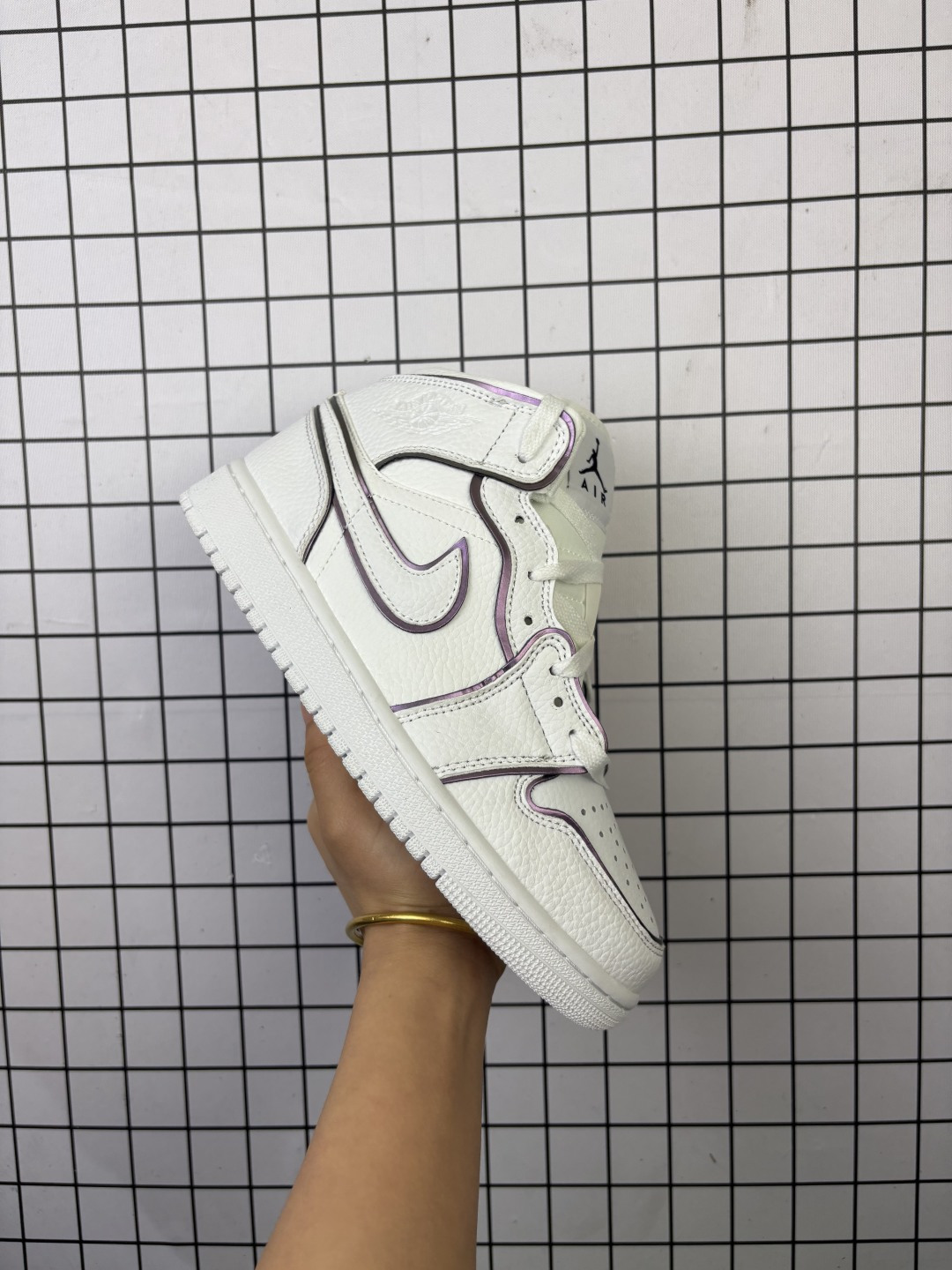 💰120
Air Jordan 1 Mid ALT GS AJ1粉色云朵 女生专属新配色Jordan Brand 再度为女生打造一款专属配色 Air Jordan 1 Mid,以麂皮、网材等多种材质打造鞋身,结合不同的粉色缔造层次感無原鞋不开发 无限还原 原厂内置气垫魔块 A模大底 特殊定制套蓝球纹麂皮 鞋舌AJ原厂专用牛津布+AJ专用反口珍珠布+原厂无杂质高弹内里海棉+特殊封边弹力鞋带
货号 CW5379-600
尺码:36-46
编码698