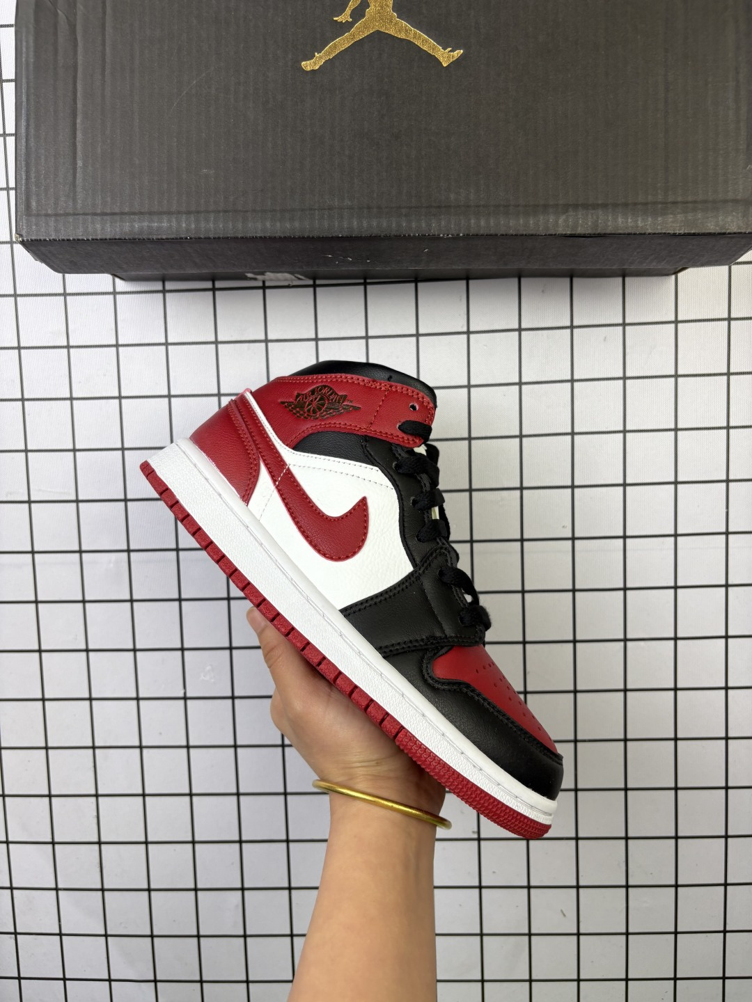 🈴💰120
Air Jordan 1 Mid ALT GS AJ1粉色云朵 女生专属新配色Jordan Brand 再度为女生打造一款专属配色 Air Jordan 1 Mid，以麂皮、网材等多种材质打造鞋身，结合不同的粉色缔造层次感無原鞋不开发 无限还原 原厂内置气垫魔块 A模大底 特殊定制套蓝球纹麂皮 鞋舌AJ原厂专用牛津布+AJ专用反口珍珠布+原厂无杂质高弹内里海棉+特殊封边弹力鞋带 
货号 CW5379-600
尺码：36-46
编码698