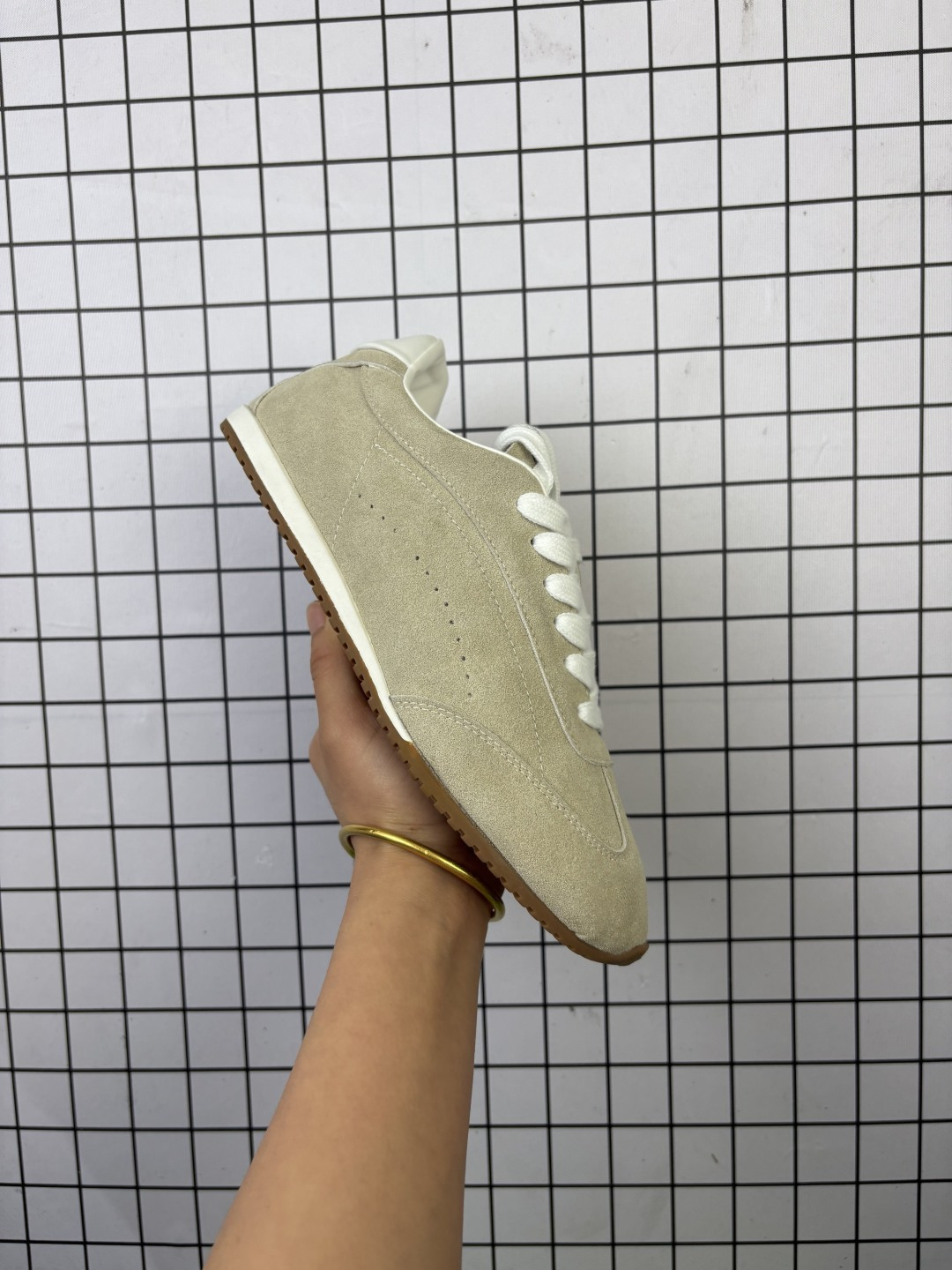 💰140 ALO YOGAALOSunset新款运动鞋绒面革低帮薄底休闲鞋简约风 采用柔软麂皮拼接透气内里,鞋底具备一定缓震性,适合日常通勤或周末出游。品牌目前主要面向亚洲市场,生产与设计团队位于韩国,注重细节打磨与季节性潮流趋势的结合。 鞋面是细腻的麂皮材质,摸起来柔软又有高级感,搭配浅咖色系特别百搭,鞋底有一定厚度但不笨重,踩下去有轻微的回弹感,像是脚底被轻轻托住。最打动我的是它的设计细节——后跟微微收窄的线条,让脚踝看起来更修长,搭配裙子或牛仔裤都很有氛围感。 Size:35~44 编码旭D