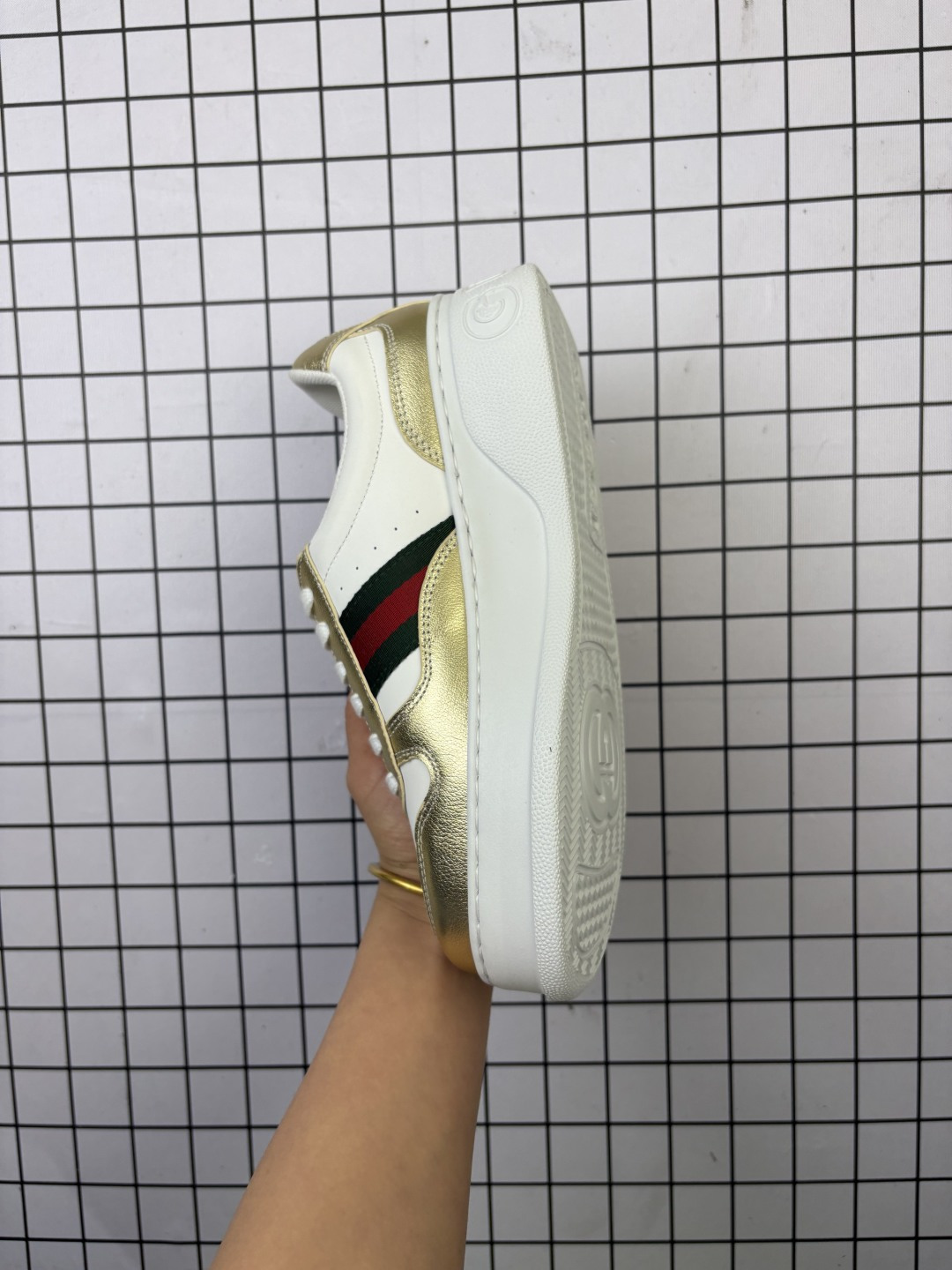 💰370 纯原✅GUCCI古驰 皮革 织蒂细节 圆头系带厚底 低帮板鞋 男女款 时尚撞色 拼接头层牛皮可感知的柔软皮料,舒适脚感轻松学控,侧面撞色织带点亮视觉焦点 防磨脚 软包充绵鞋口 鞋口小海網软弹不路脚,与脚腕软接触呵护每一次穿着 3D测绘黄金鞋楦三维立体扫描测绘 探寻更符合亚洲脚型的鞋楦大数据系统 分毫修正 只为更舒适 这款运动鞋采用厚底结构,巧妙运用廓形设计、配色和材质三重元素,彰显复吉风范。这款鞋履选用金属质感皮革搭配皮革滚边和织带细节,配以橡胶鞋底设计更添精致魅力。 货号:602129 04GG 09085 尺码:35-45 编码旭D