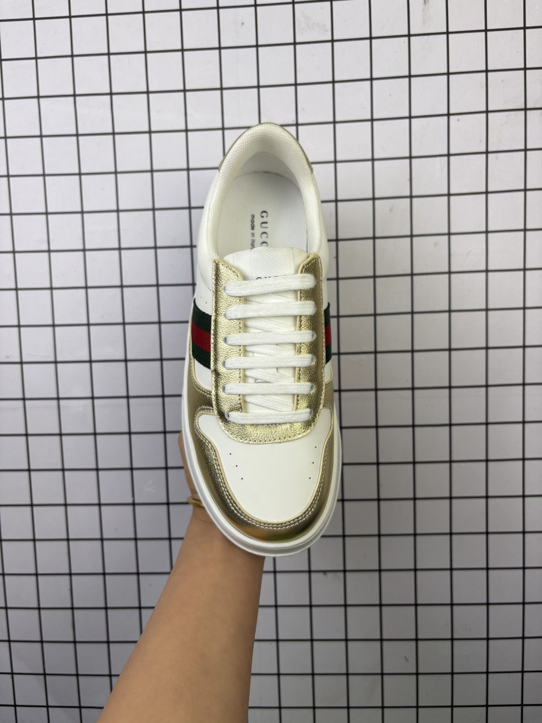 💰370 纯原✅GUCCI古驰 皮革 织蒂细节 圆头系带厚底 低帮板鞋 男女款 时尚撞色 拼接头层牛皮可感知的柔软皮料,舒适脚感轻松学控,侧面撞色织带点亮视觉焦点 防磨脚 软包充绵鞋口 鞋口小海網软弹不路脚,与脚腕软接触呵护每一次穿着 3D测绘黄金鞋楦三维立体扫描测绘 探寻更符合亚洲脚型的鞋楦大数据系统 分毫修正 只为更舒适 这款运动鞋采用厚底结构,巧妙运用廓形设计、配色和材质三重元素,彰显复吉风范。这款鞋履选用金属质感皮革搭配皮革滚边和织带细节,配以橡胶鞋底设计更添精致魅力。 货号:602129 04GG 09085 尺码:35-45 编码旭D