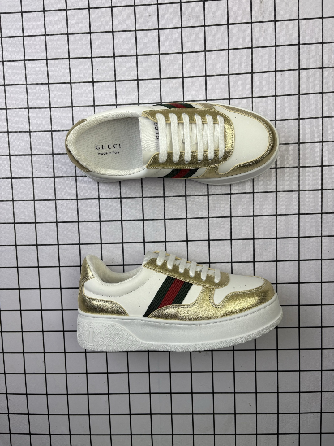 💰370 纯原✅GUCCI古驰 皮革 织蒂细节 圆头系带厚底 低帮板鞋 男女款 时尚撞色 拼接头层牛皮可感知的柔软皮料,舒适脚感轻松学控,侧面撞色织带点亮视觉焦点 防磨脚 软包充绵鞋口 鞋口小海網软弹不路脚,与脚腕软接触呵护每一次穿着 3D测绘黄金鞋楦三维立体扫描测绘 探寻更符合亚洲脚型的鞋楦大数据系统 分毫修正 只为更舒适 这款运动鞋采用厚底结构,巧妙运用廓形设计、配色和材质三重元素,彰显复吉风范。这款鞋履选用金属质感皮革搭配皮革滚边和织带细节,配以橡胶鞋底设计更添精致魅力。 货号:602129 04GG 09085 尺码:35-45 编码旭D