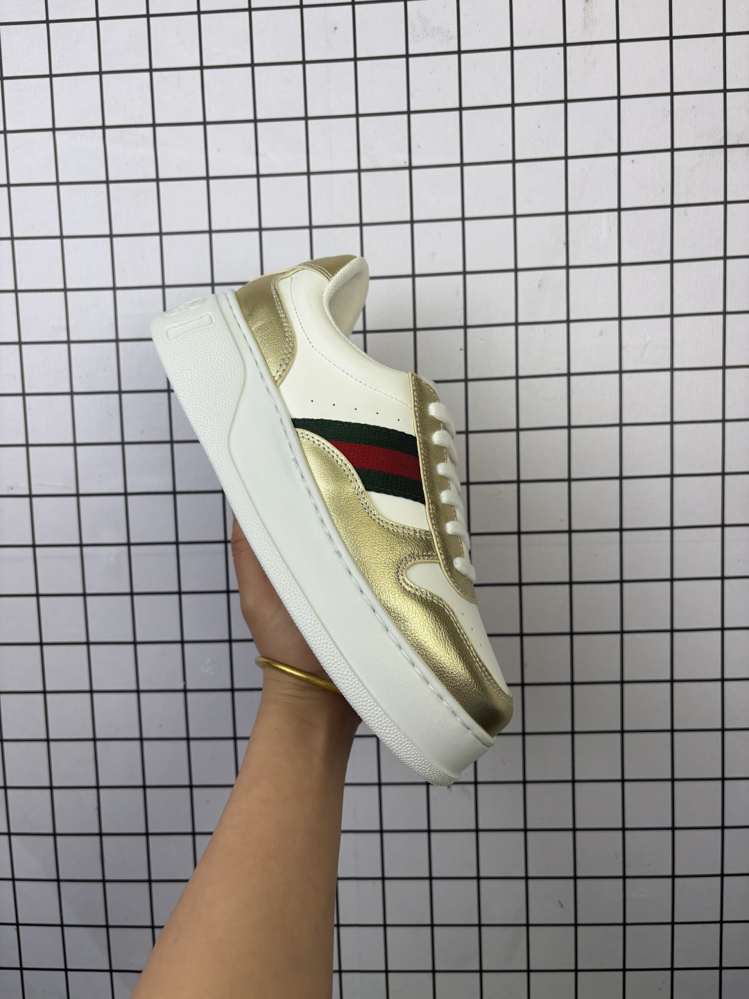 💰370 纯原✅GUCCI古驰 皮革 织蒂细节 圆头系带厚底 低帮板鞋 男女款 时尚撞色 拼接头层牛皮可感知的柔软皮料,舒适脚感轻松学控,侧面撞色织带点亮视觉焦点 防磨脚 软包充绵鞋口 鞋口小海網软弹不路脚,与脚腕软接触呵护每一次穿着 3D测绘黄金鞋楦三维立体扫描测绘 探寻更符合亚洲脚型的鞋楦大数据系统 分毫修正 只为更舒适 这款运动鞋采用厚底结构,巧妙运用廓形设计、配色和材质三重元素,彰显复吉风范。这款鞋履选用金属质感皮革搭配皮革滚边和织带细节,配以橡胶鞋底设计更添精致魅力。 货号:602129 04GG 09085 尺码:35-45 编码旭D