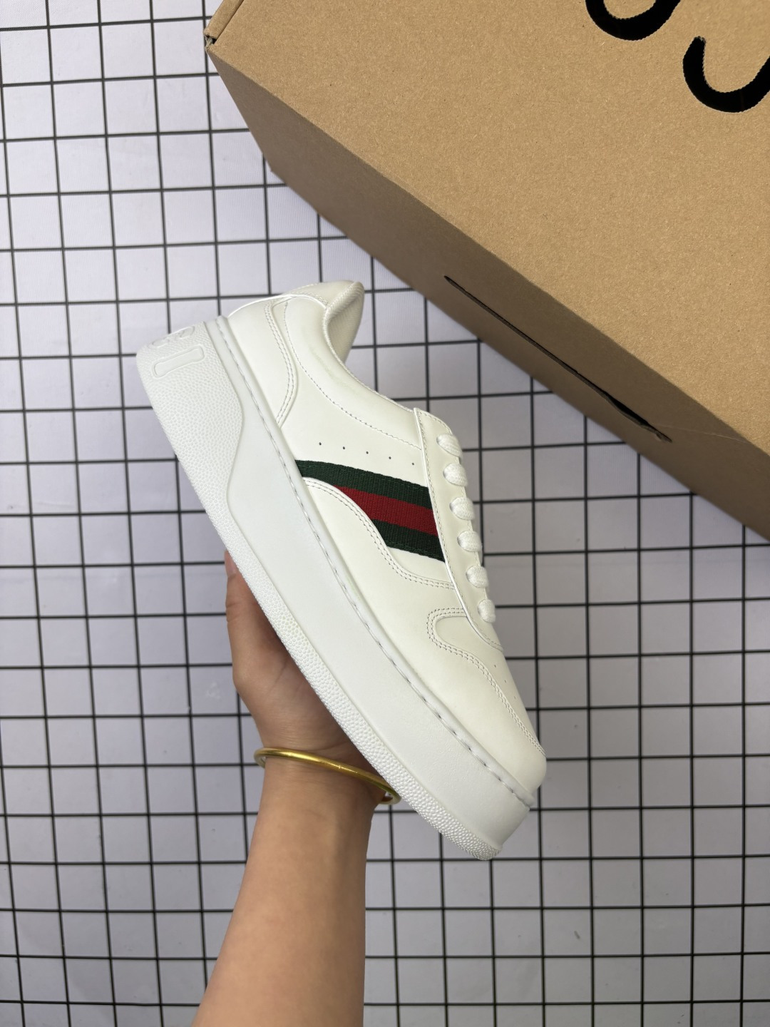 🈴💰370 纯原✅GUCCI古驰 皮革 织蒂细节 圆头系带厚底 低帮板鞋 男女款 时尚撞色 拼接头层牛皮可感知的柔软皮料,舒适脚感轻松学控,侧面撞色织带点亮视觉焦点 防磨脚 软包充绵鞋口 鞋口小海網软弹不路脚,与脚腕软接触呵护每一次穿着 3D测绘黄金鞋楦三维立体扫描测绘 探寻更符合亚洲脚型的鞋楦大数据系统 分毫修正 只为更舒适 这款运动鞋采用厚底结构,巧妙运用廓形设计、配色和材质三重元素,彰显复吉风范。这款鞋履选用金属质感皮革搭配皮革滚边和织带细节,配以橡胶鞋底设计更添精致魅力。 货号:602129 04GG 09085 尺码:35-45 编码旭D