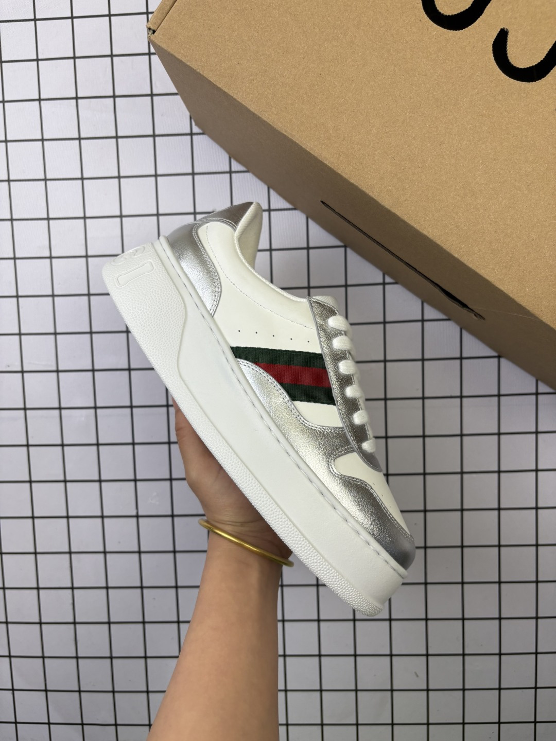 🈴💰370 纯原✅GUCCI古驰 皮革 织蒂细节 圆头系带厚底 低帮板鞋 男女款 时尚撞色 拼接头层牛皮可感知的柔软皮料,舒适脚感轻松学控,侧面撞色织带点亮视觉焦点 防磨脚 软包充绵鞋口 鞋口小海網软弹不路脚,与脚腕软接触呵护每一次穿着 3D测绘黄金鞋楦三维立体扫描测绘 探寻更符合亚洲脚型的鞋楦大数据系统 分毫修正 只为更舒适 这款运动鞋采用厚底结构,巧妙运用廓形设计、配色和材质三重元素,彰显复吉风范。这款鞋履选用金属质感皮革搭配皮革滚边和织带细节,配以橡胶鞋底设计更添精致魅力。 货号:602129 04GG 09085 尺码:35-45 编码旭D