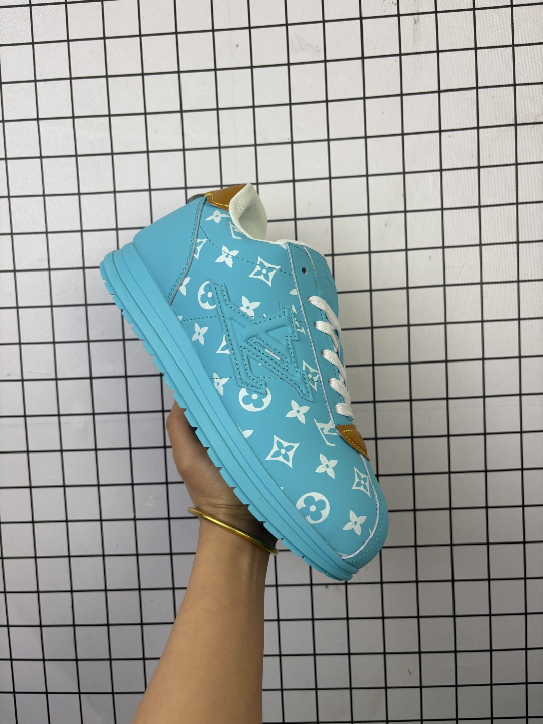 💰130
路易威登LOUIS VUITTON X NIGO 联名款运动鞋 BUTTERSOFT FW25 圆头系带 低帮 生活休闲鞋 阿甘鞋 路易威登 LOUIS VUITTON LV Buttersoft Nigo 联名运动跑步鞋,素面皮革压纹图案,圆头系带和衬垫鞋面,柔软的穿着体验。Pharrell Williams 肖像和龙虾图案压纹呼应,手缝鞋面 EVA 外底饰有元素,LV 字母皮具元素。#LV休闲鞋 #LV新款休闲运动鞋 #lv潮鞋 #新款lv #Lv路易威登
编码:699
36-40